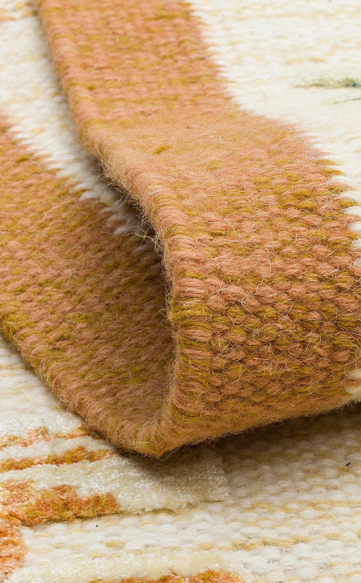 Yüksek Alçak Dokulu, Etnik Motiflere Sahip Yün Kilim