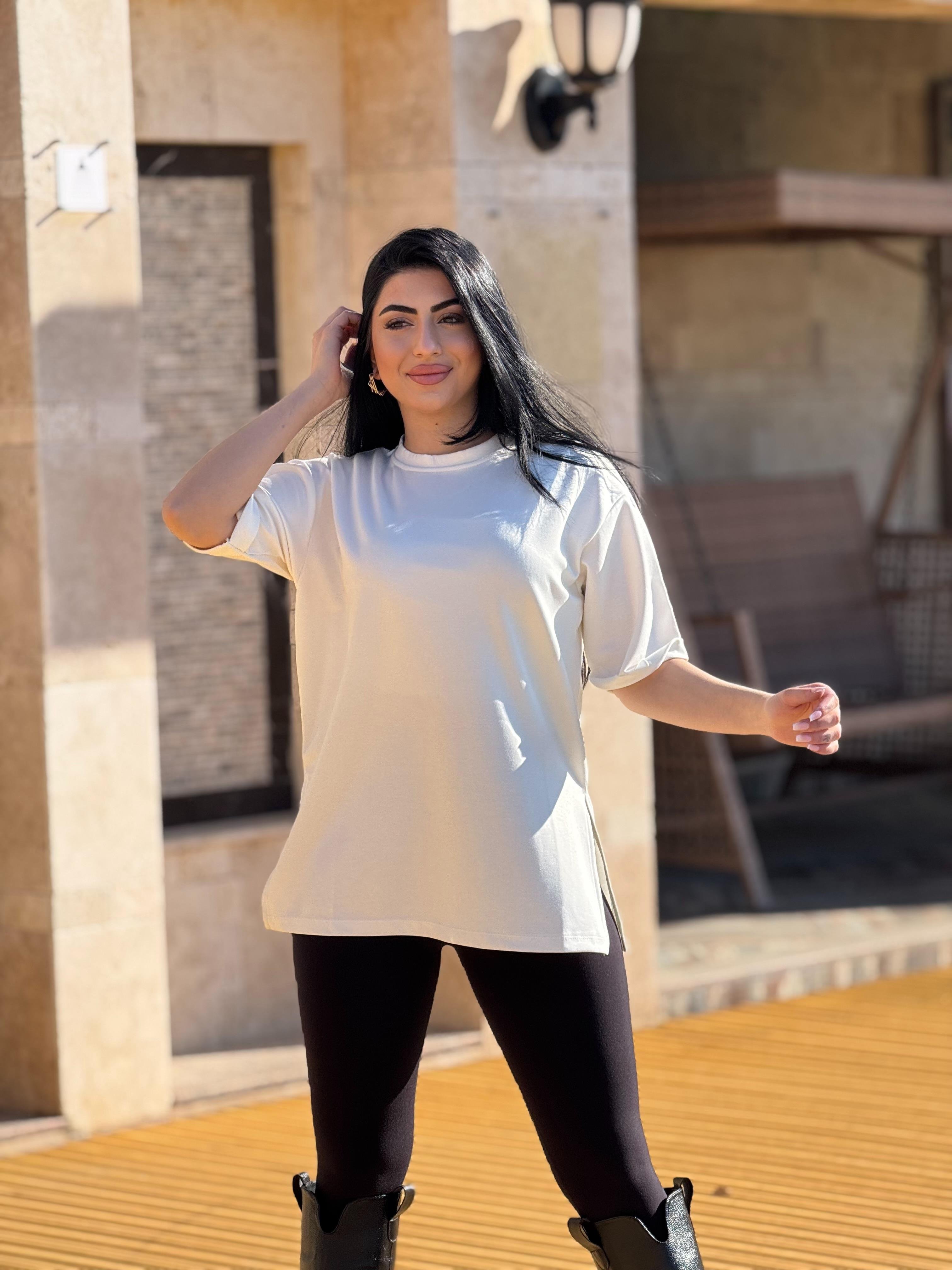 Beyaz Duble Kol Yan Detayı Yırtmaçlı Basit Tshirt
