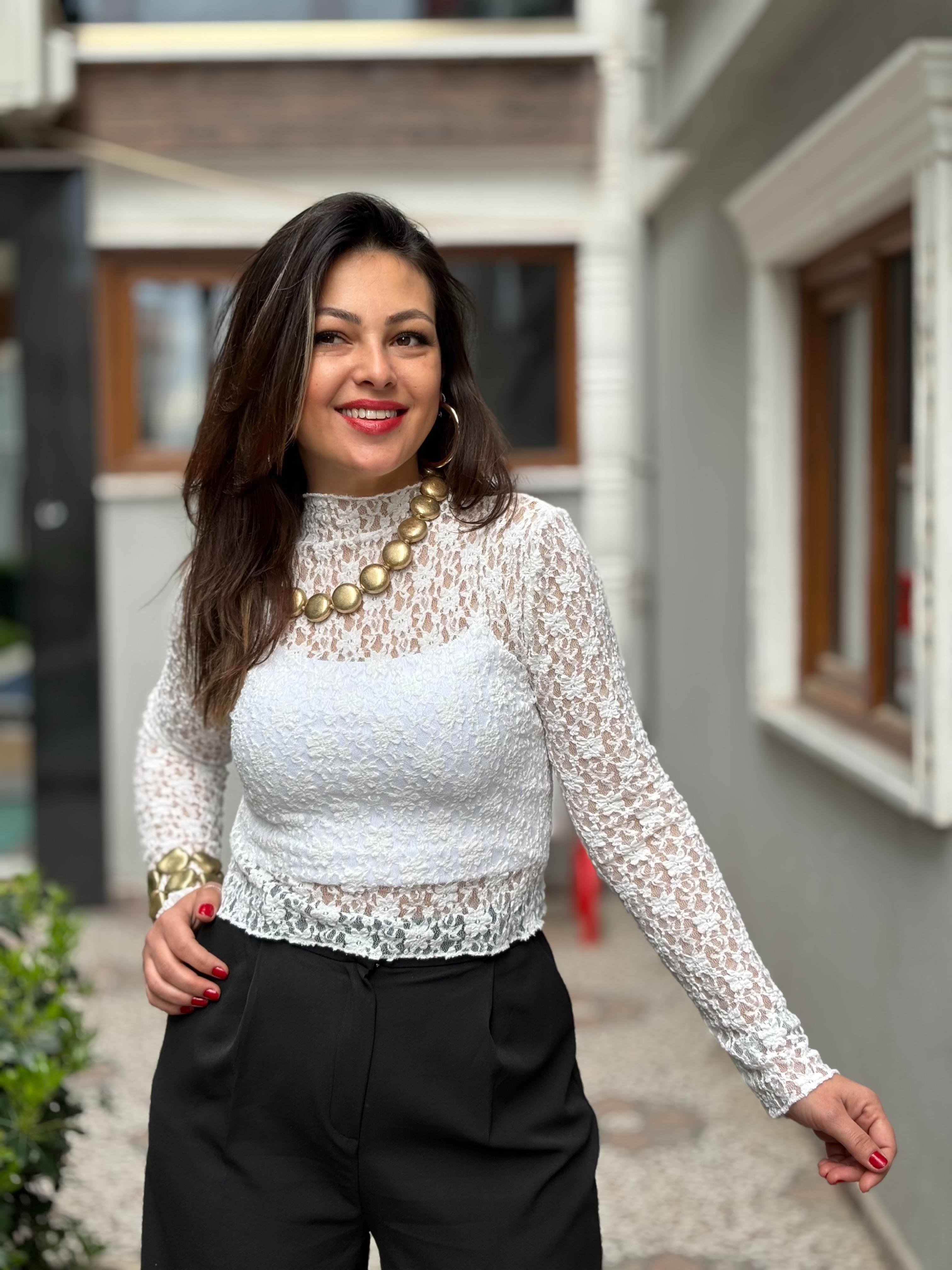 Beyaz Kabartmalı Dantel Bluz 