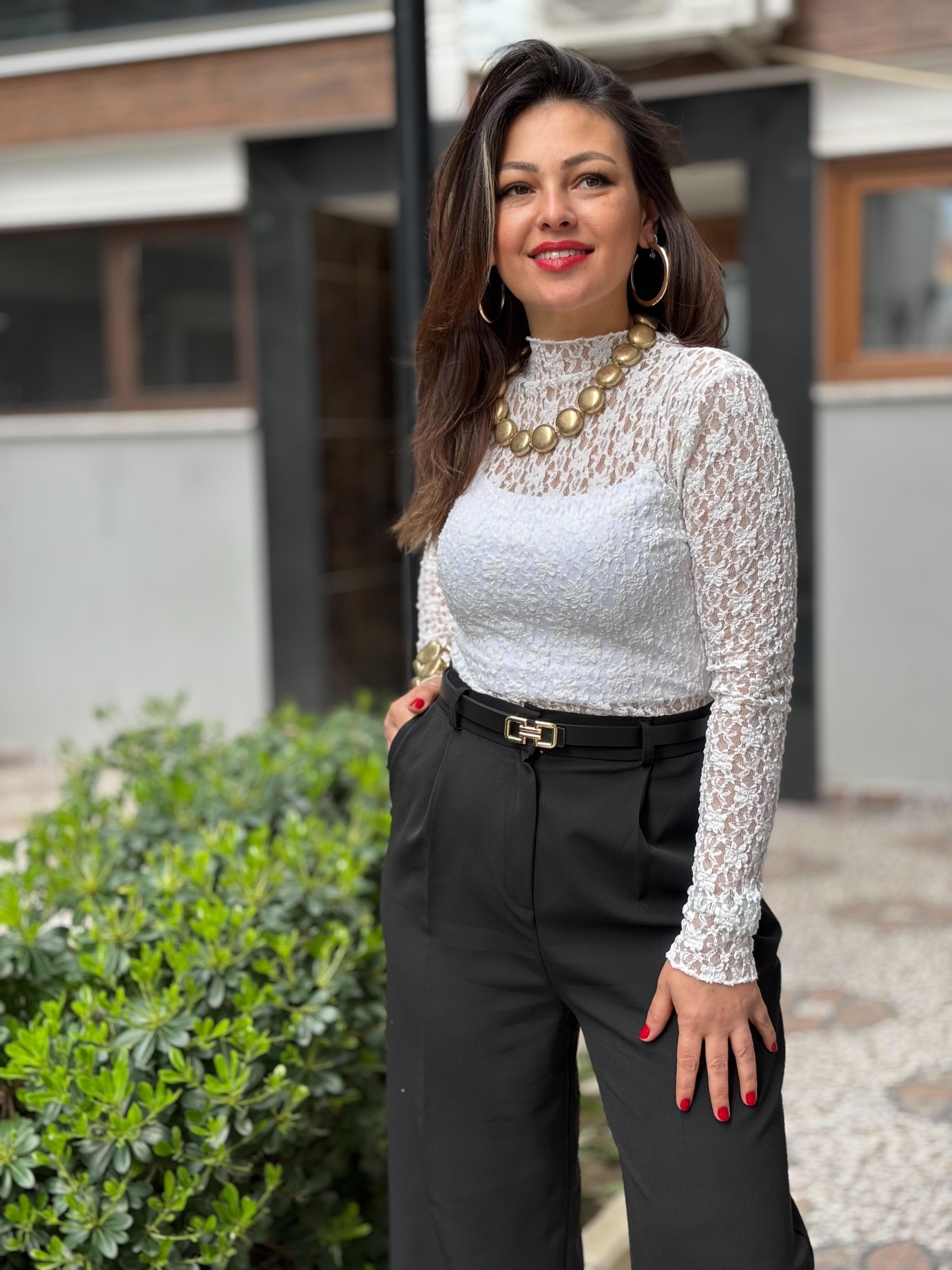 Beyaz Kabartmalı Dantel Bluz 