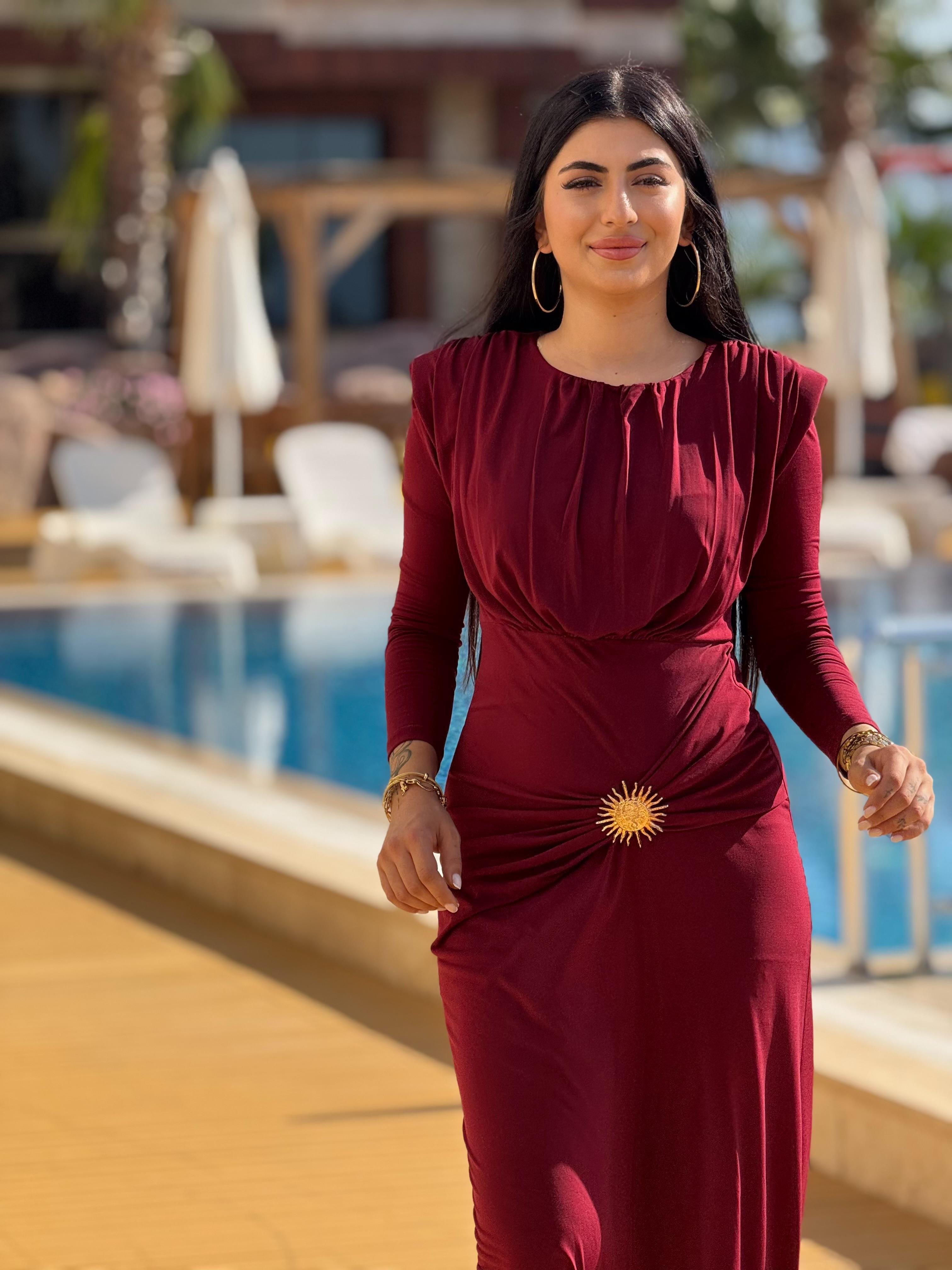 Büzgülü Yan Güneşli Toka Elbise Bordo