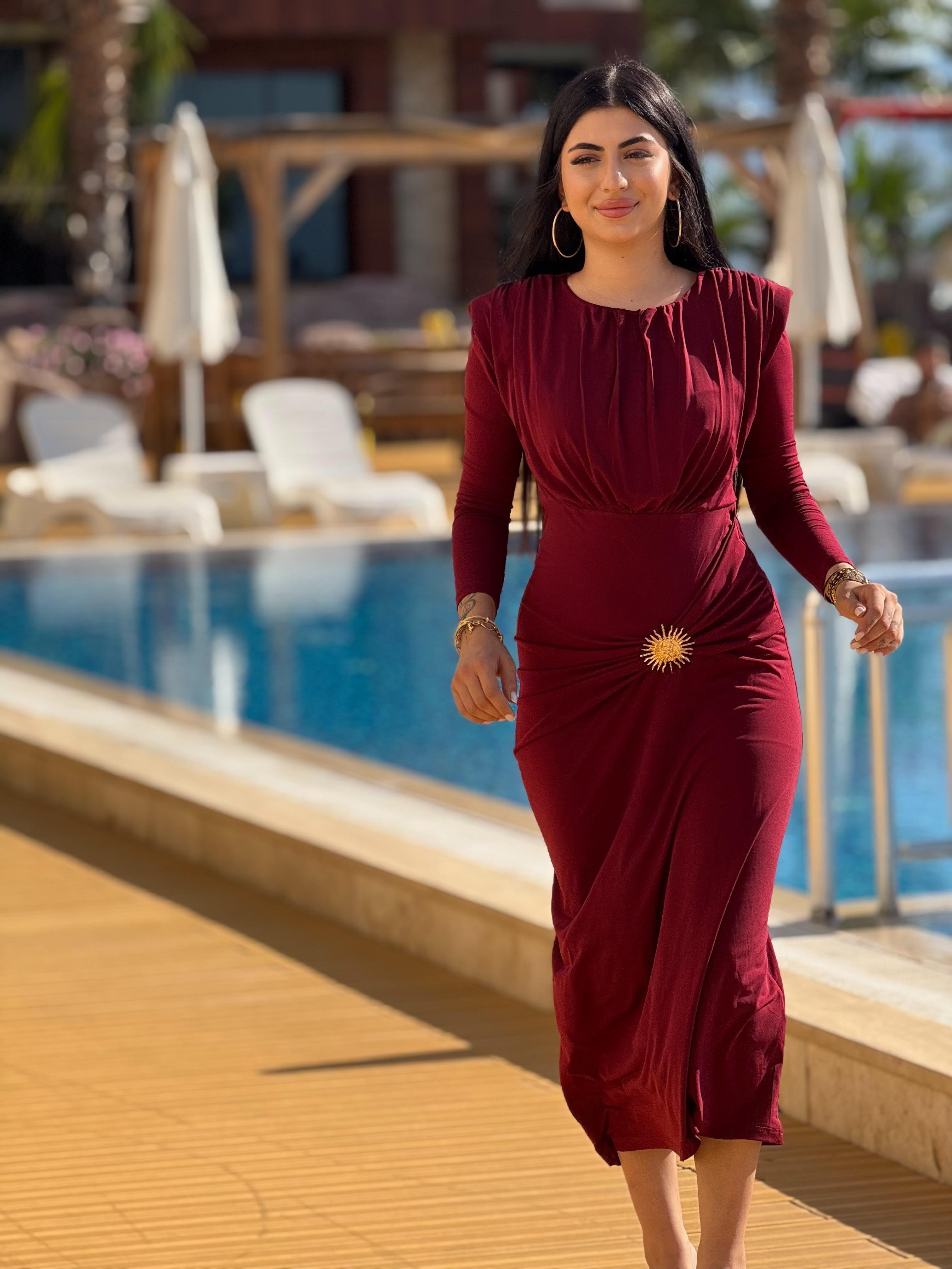 Büzgülü Yan Güneşli Toka Elbise Bordo