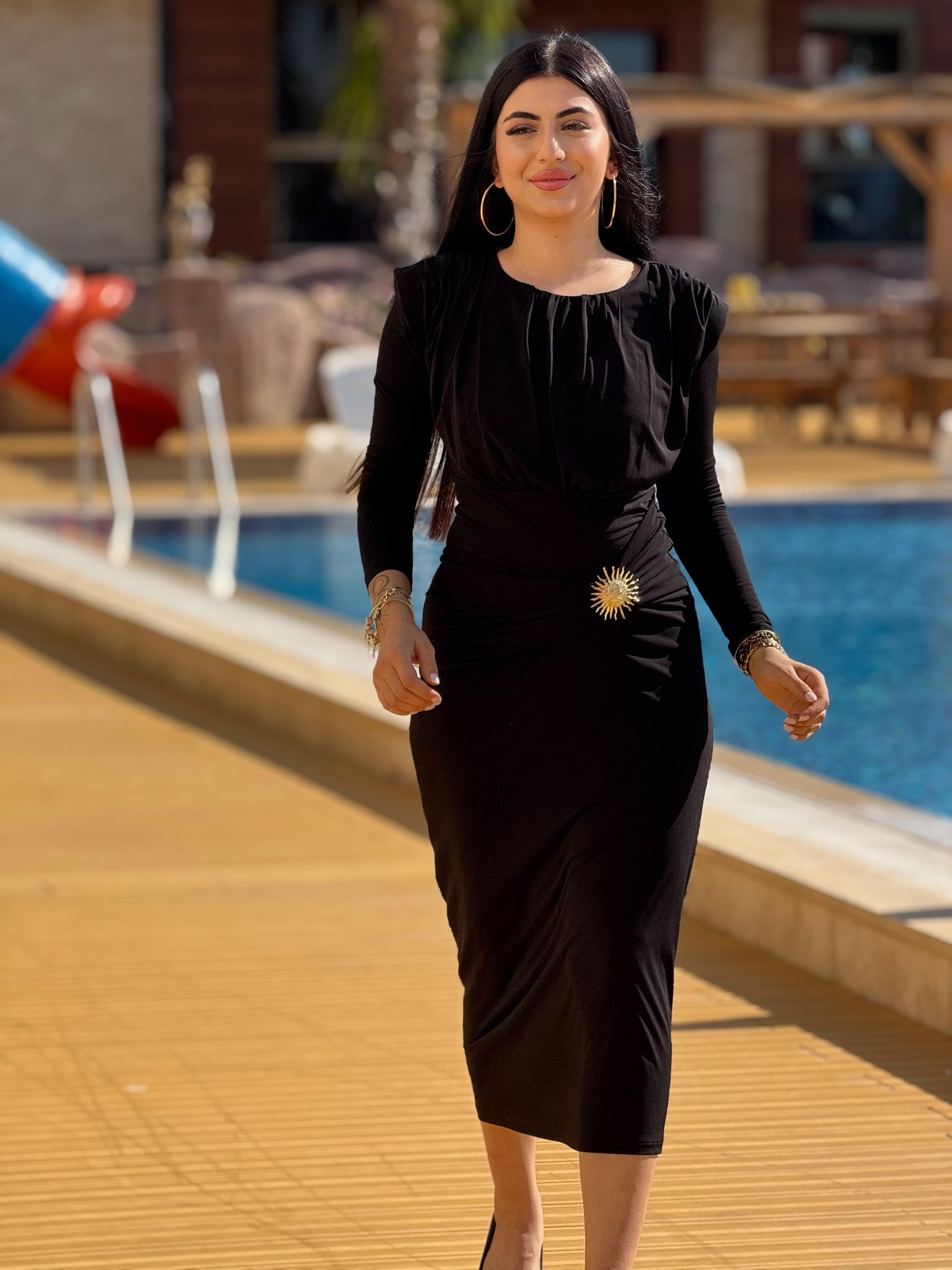 Büzgülü Yan Güneşli Toka Elbise Siyah