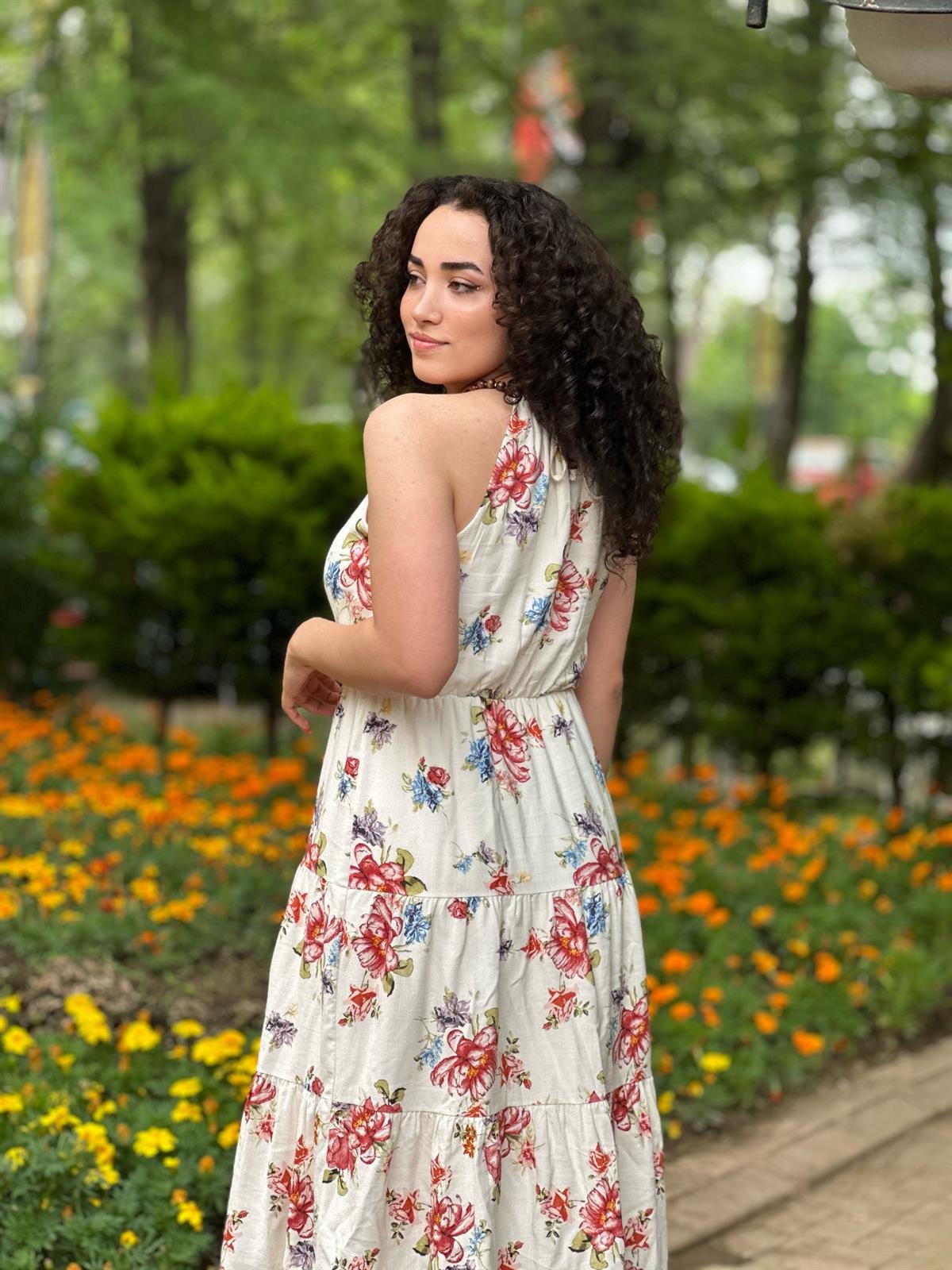 Desenli Yaka Boncuklu Elbise
