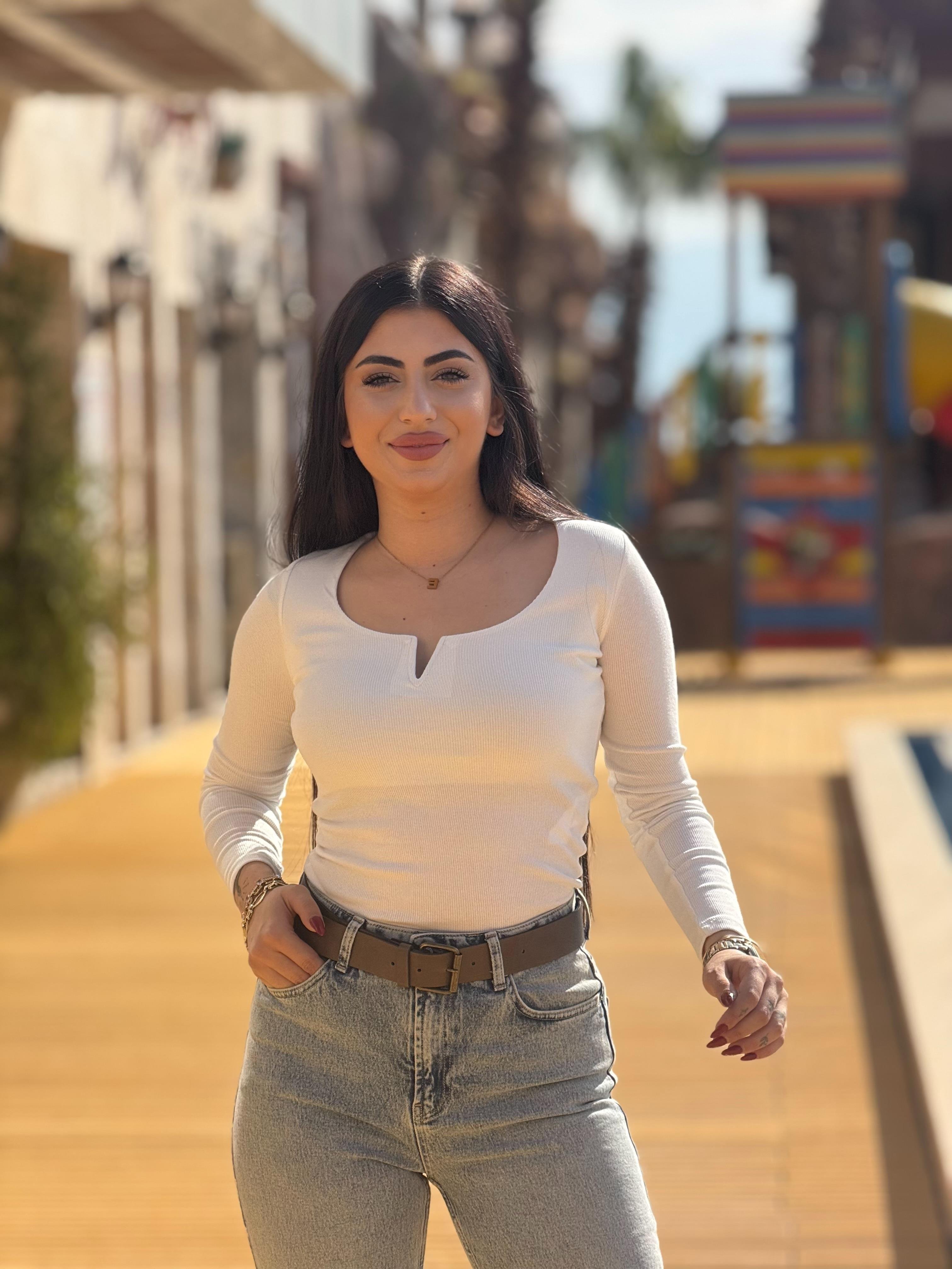 Karol Beyaz V Yaka Badi