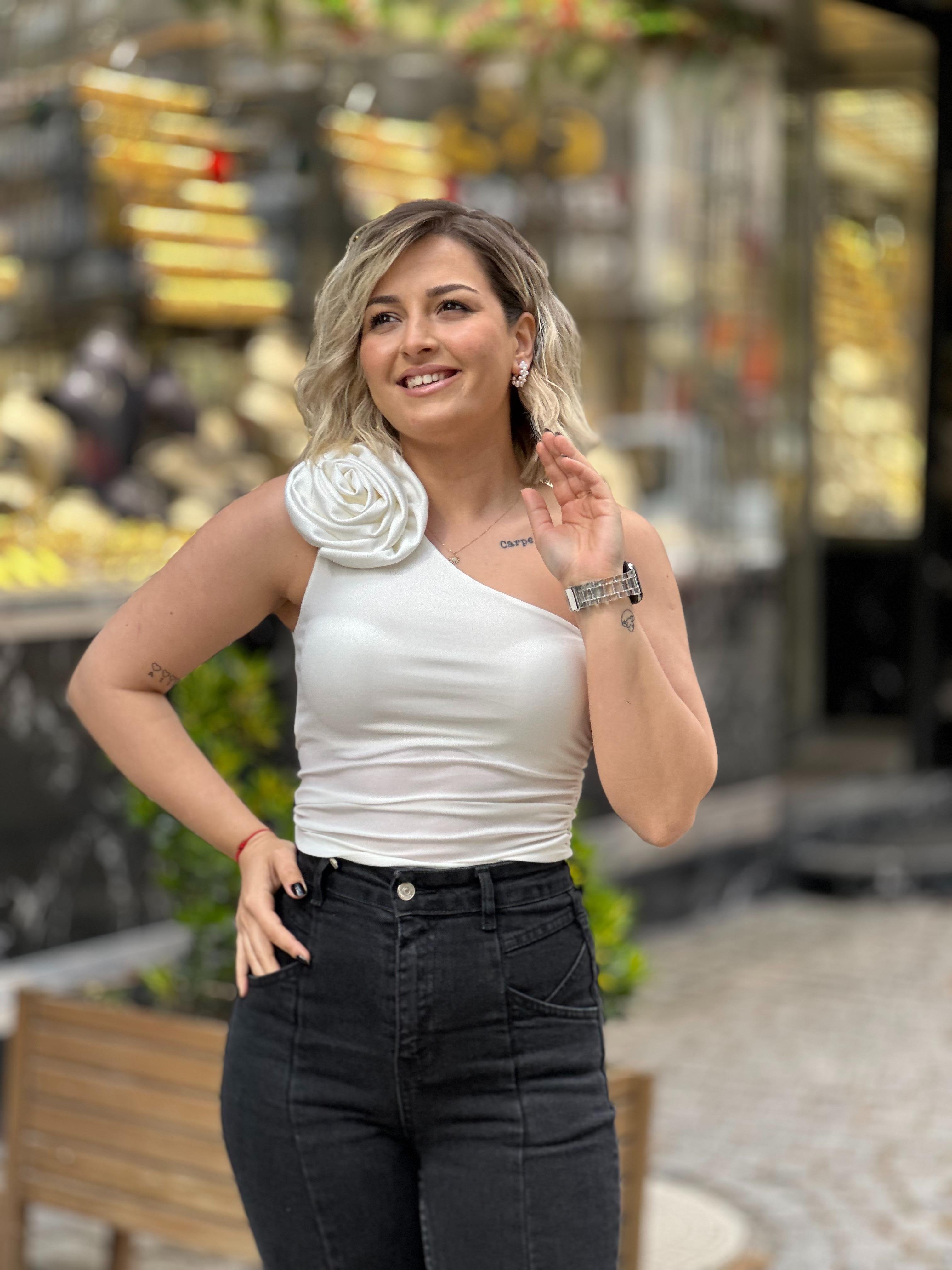 Kırık Beyaz Yaka Gül Detay Bluz