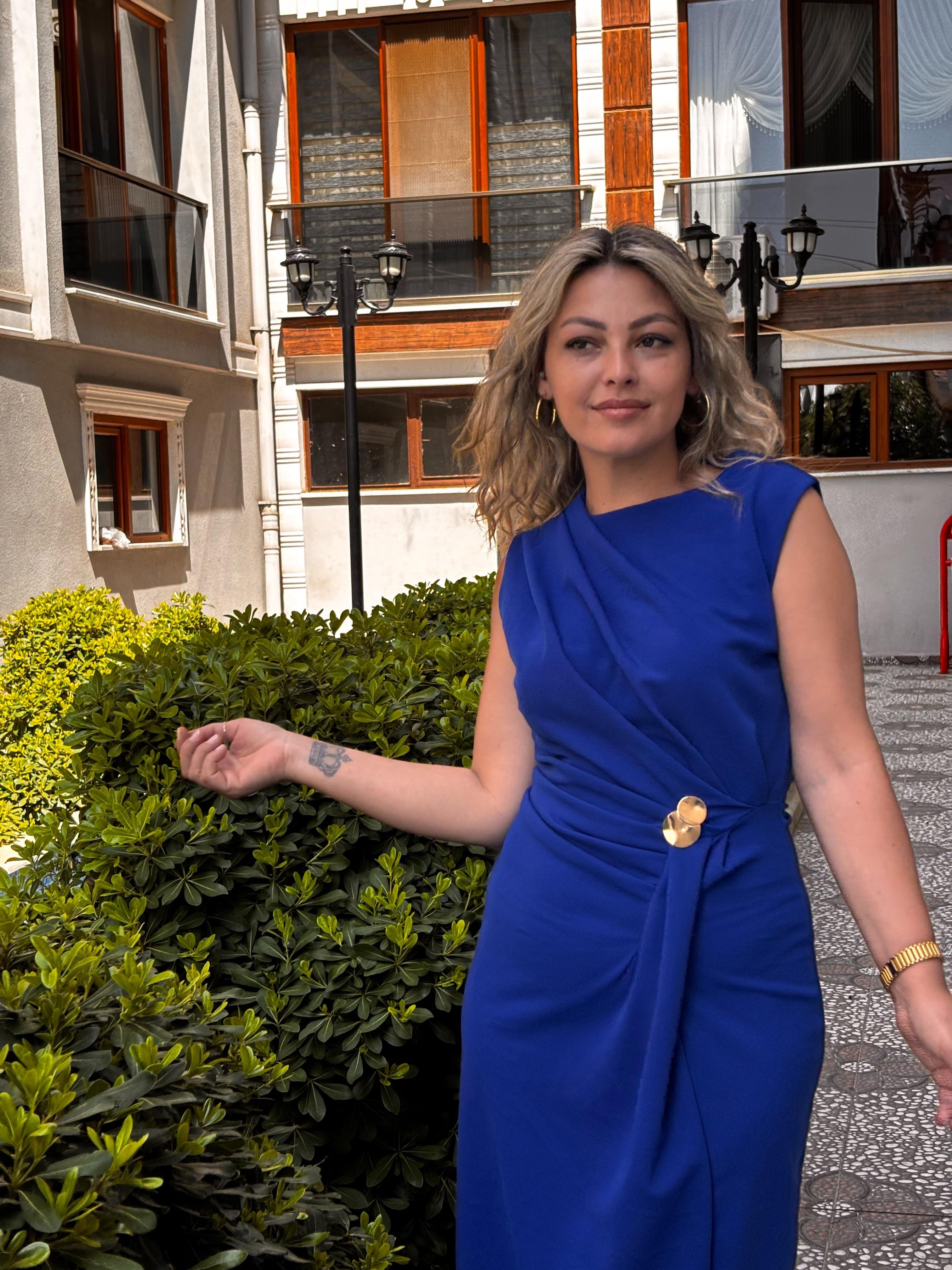 Linda Broşlu lacivert Elbise