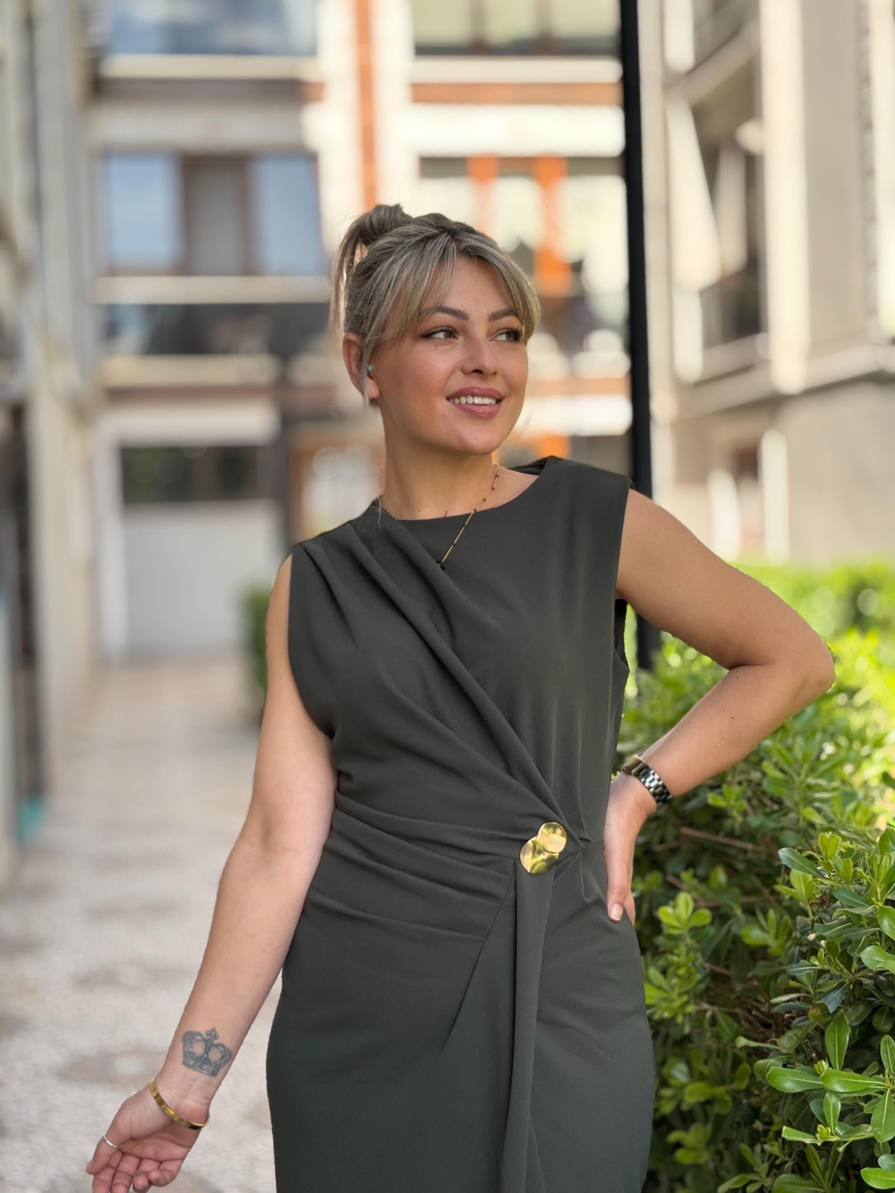 Linda Haki Broşlu Elbise