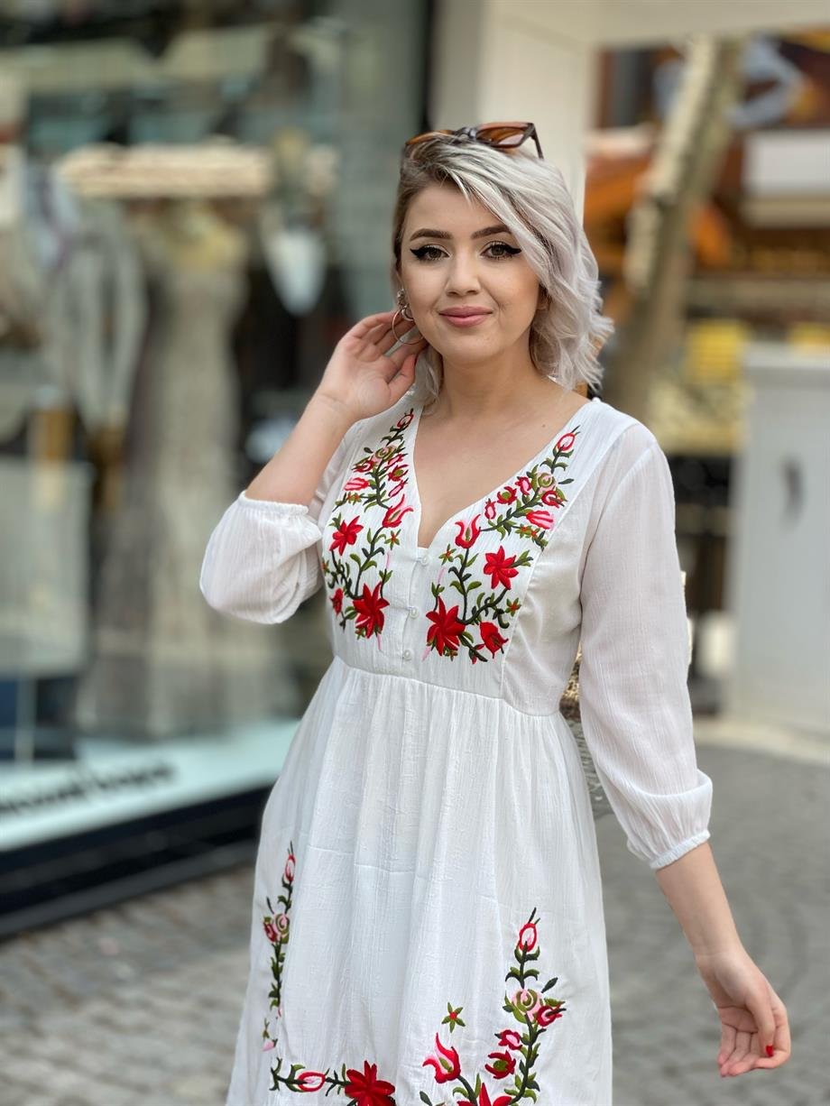 Nakış İşlemeli Elbise