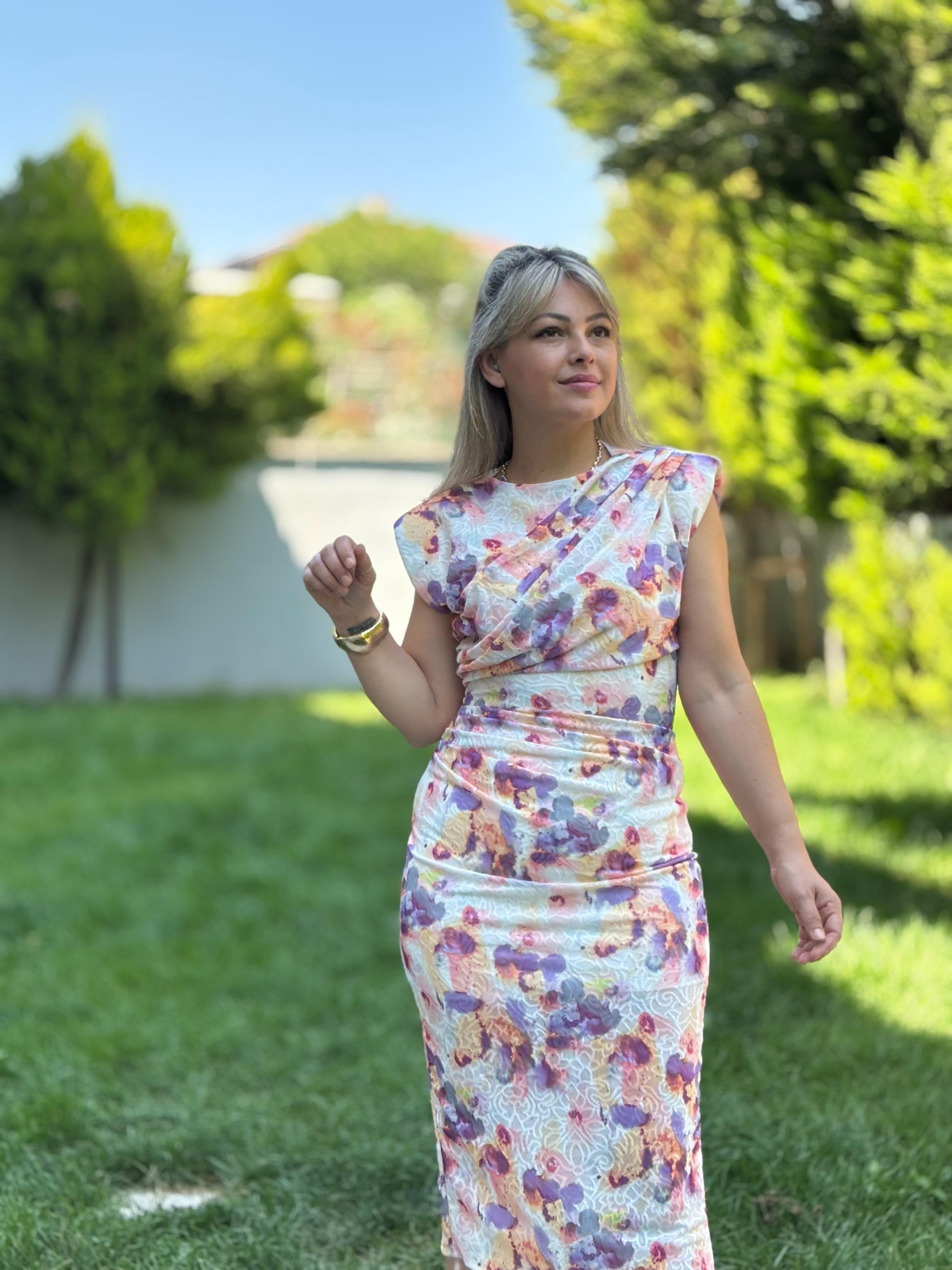 Omuz Vatkalı Çiçekli Elbise