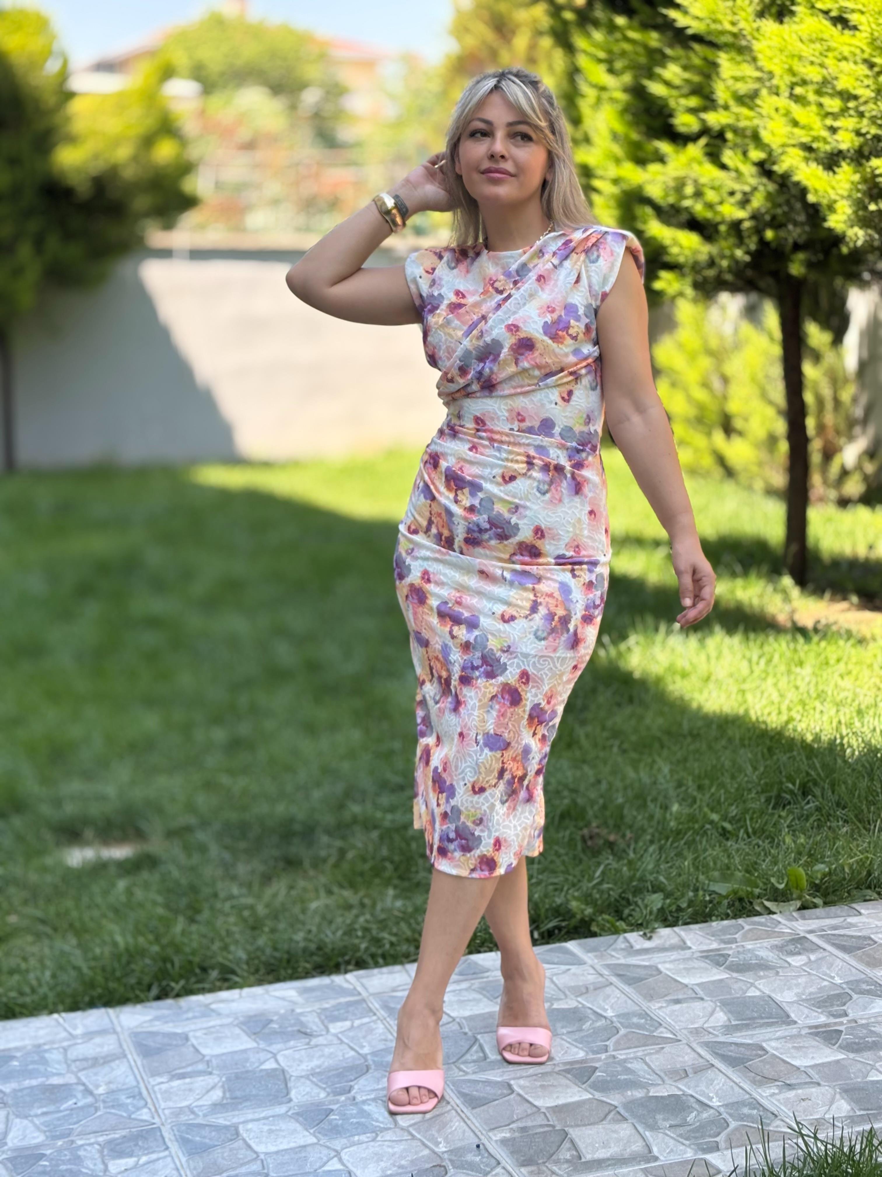 Omuz Vatkalı Çiçekli Elbise