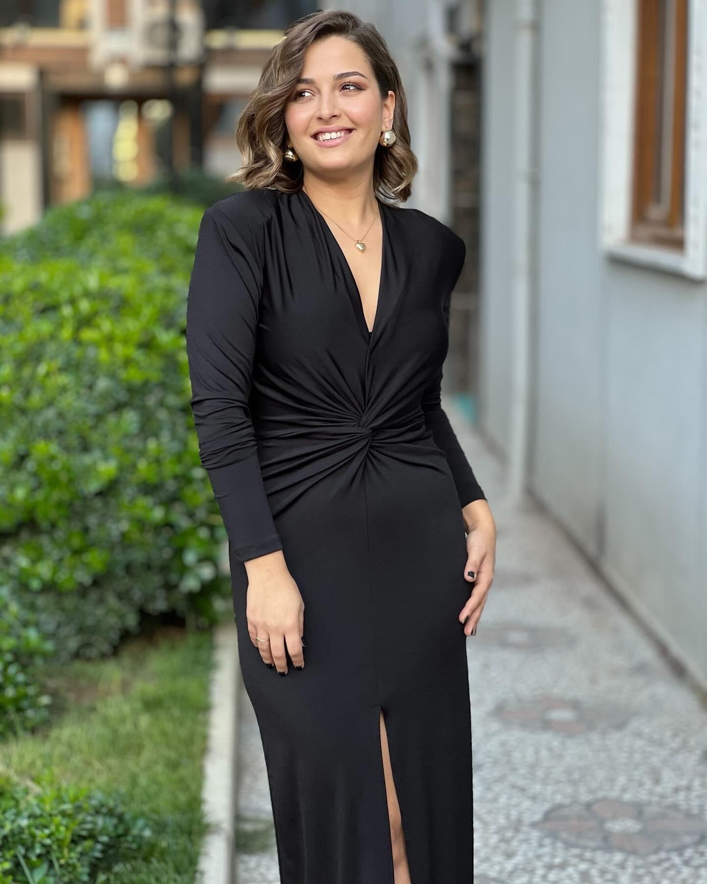 Omuz Vatkalı Siyah Elbise