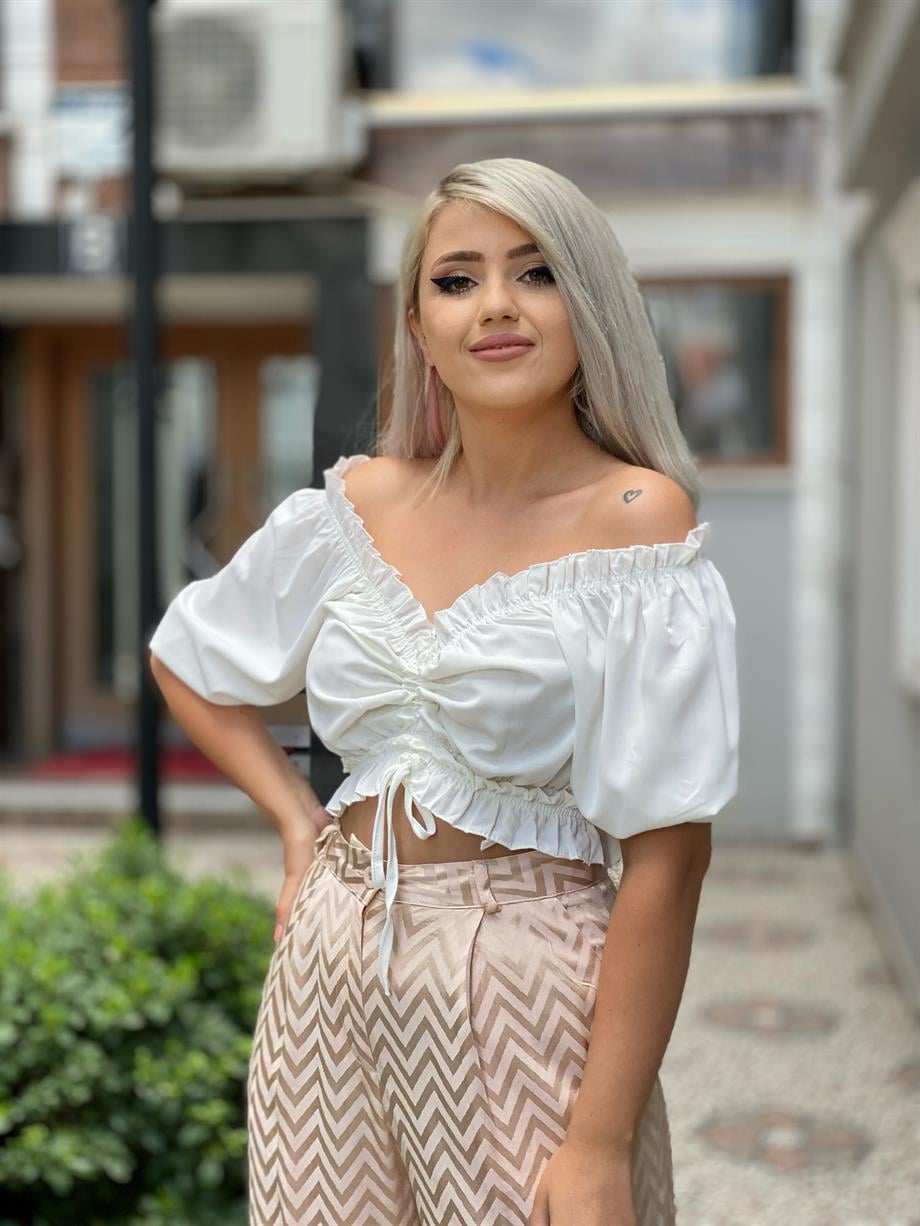 Ön Detayı Düğümlü Beyaz Crop