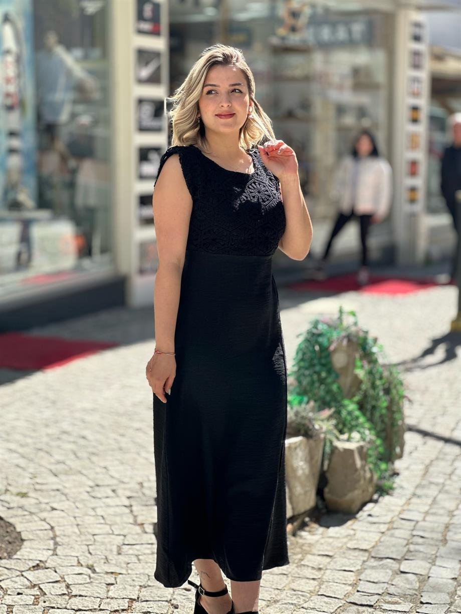 Siyah Brode Yırtmaçlı Elbise