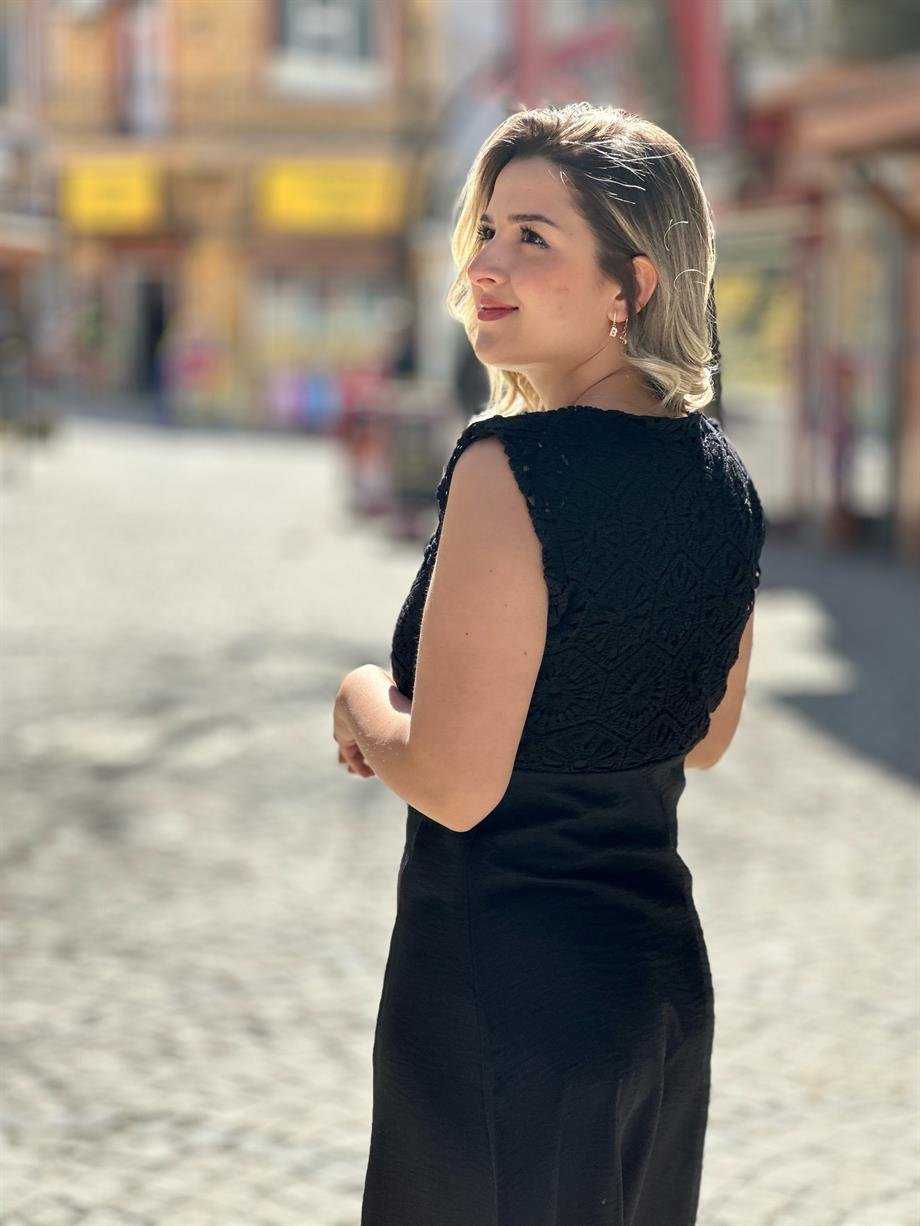 Siyah Brode Yırtmaçlı Elbise