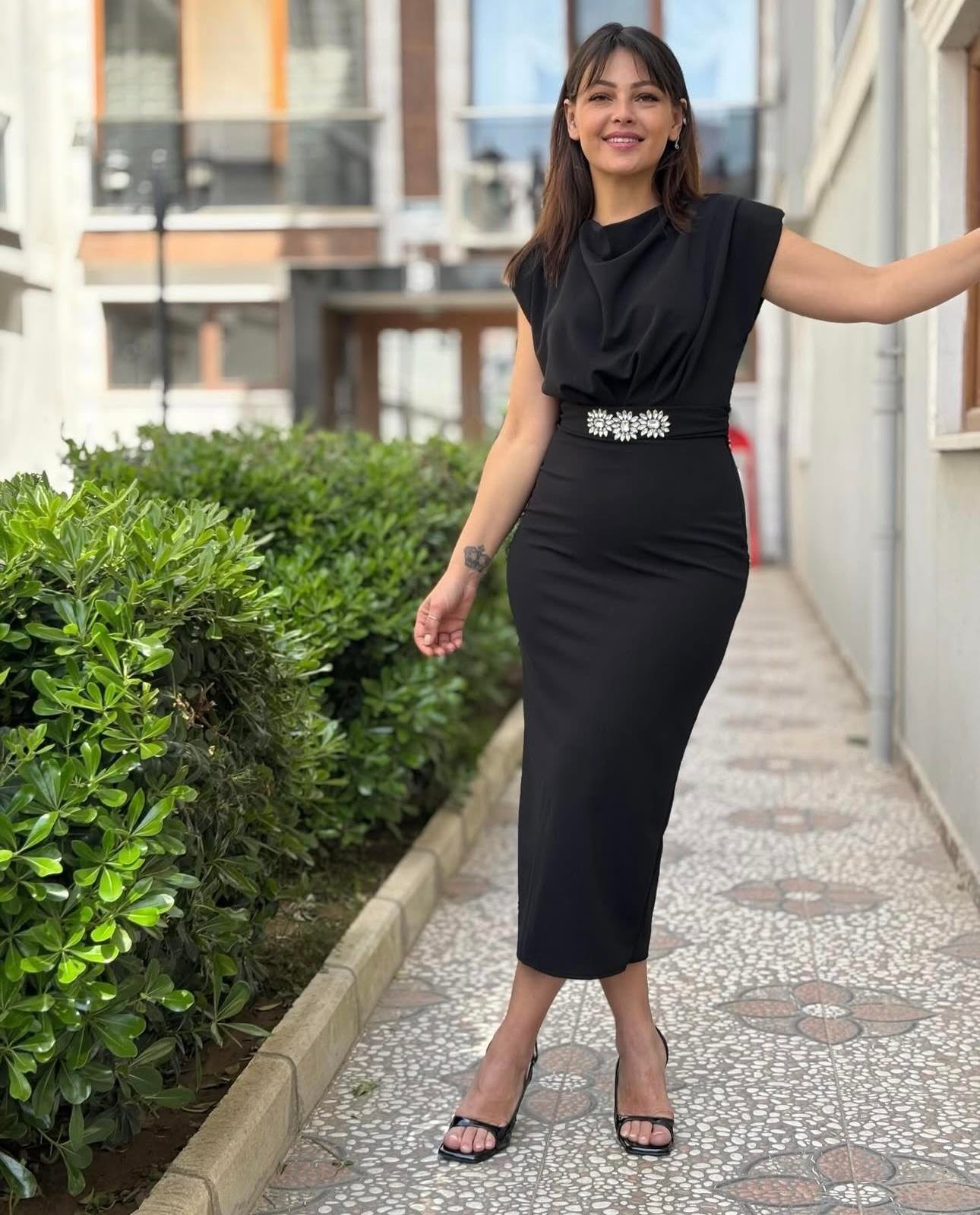 Siyah Kemeri Taşlı Elbise