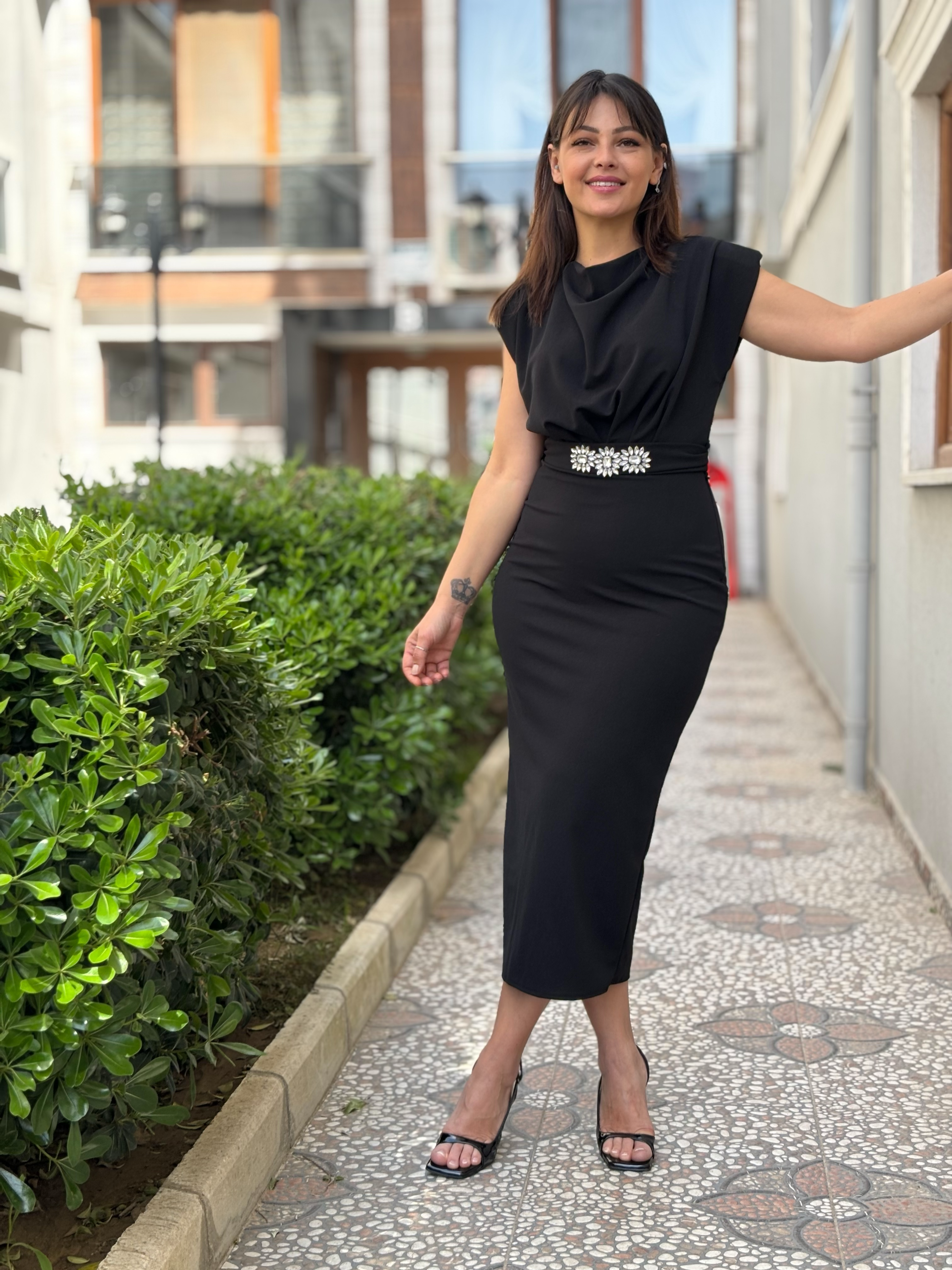 Siyah Kemeri Taşlı Elbise