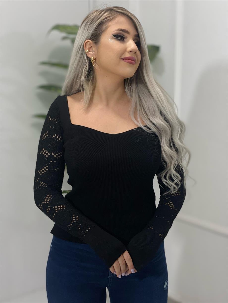 Siyah Kolları Ajurlu Bluz