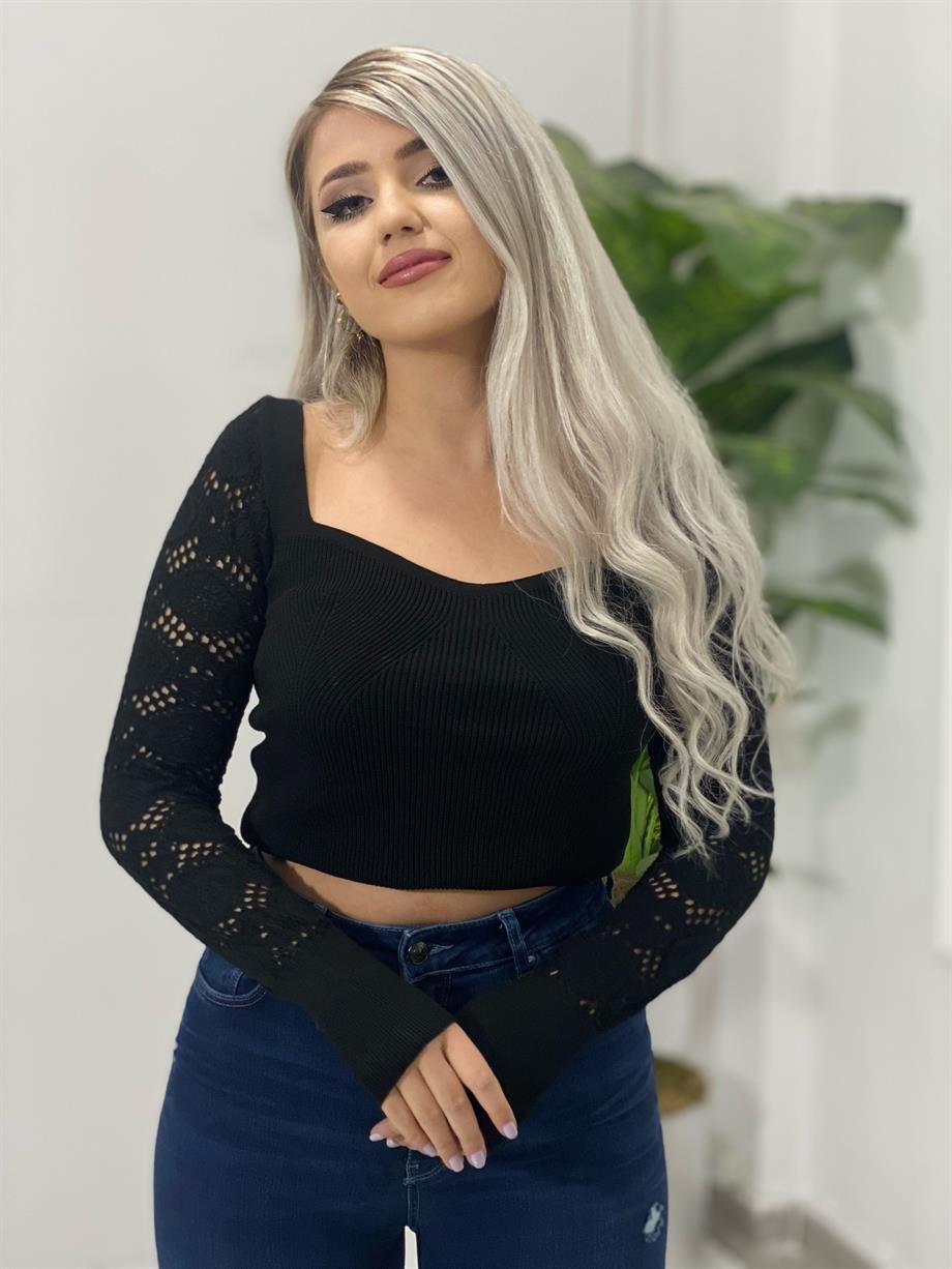 Siyah Kolları Ajurlu Bluz