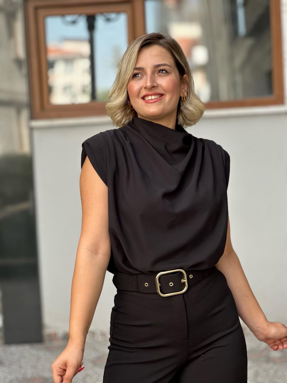 Siyah Omuz Vatkalı Degaje Yaka Bluz 