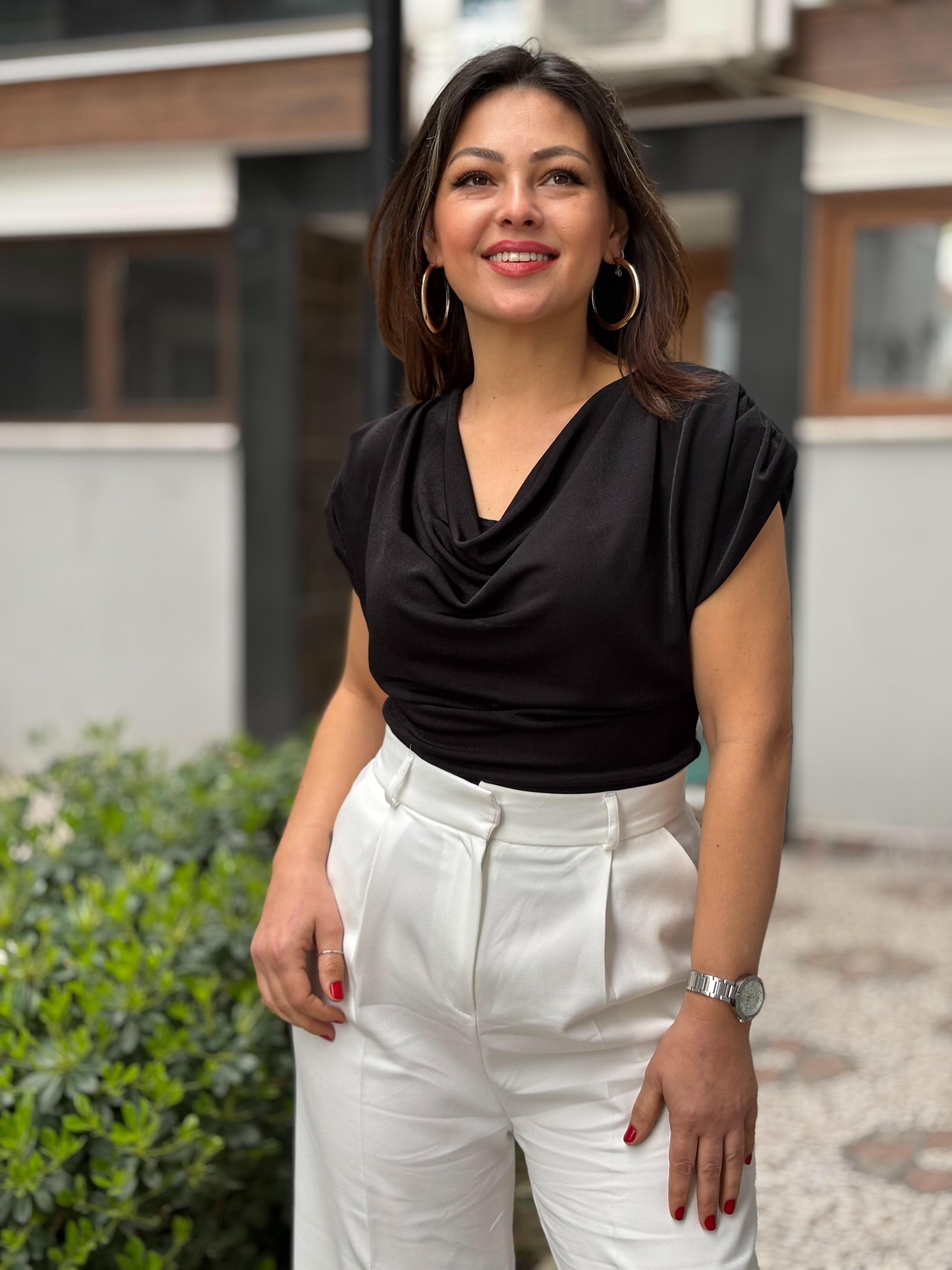 Siyah Omuz Vatkalı Degaje Yaka Bluz 