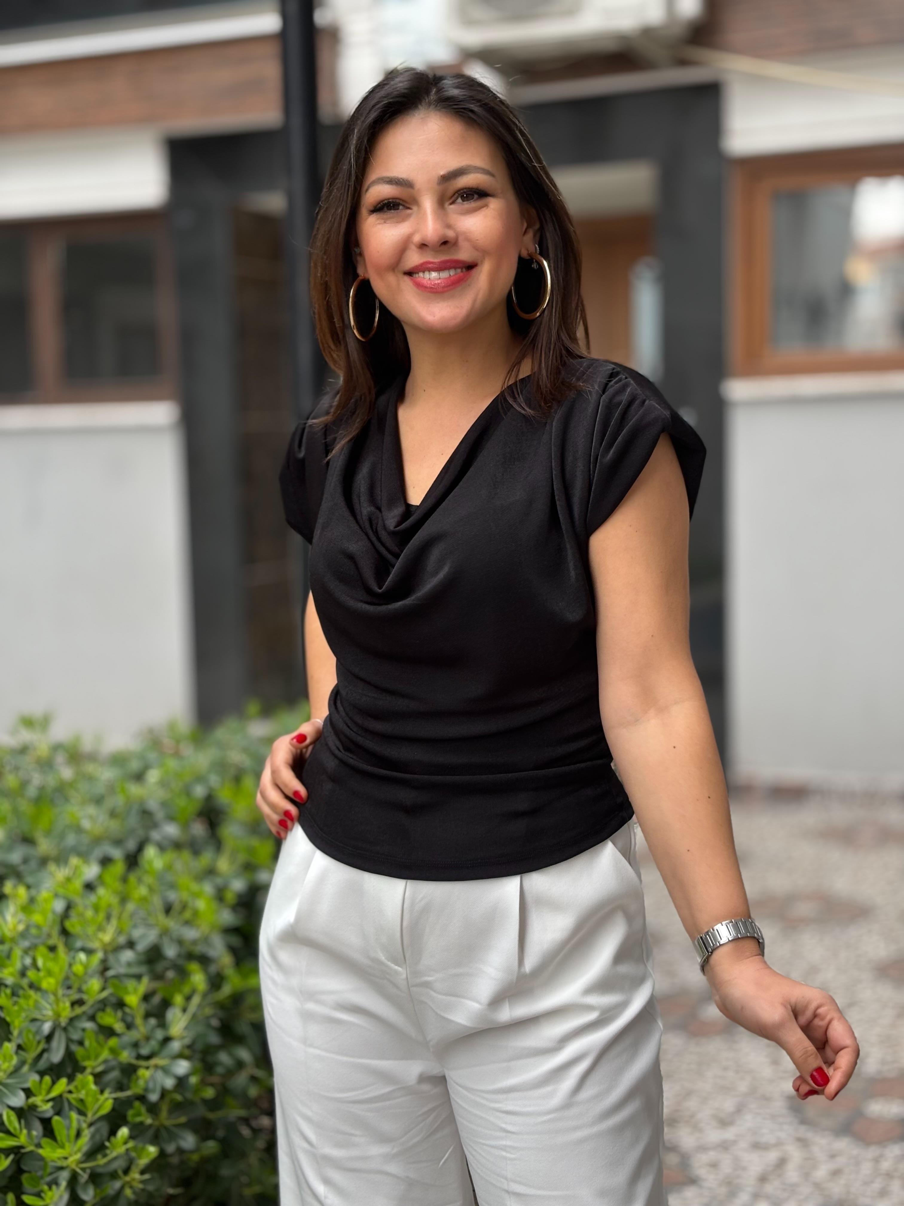 Siyah Omuz Vatkalı Degaje Yaka Bluz 