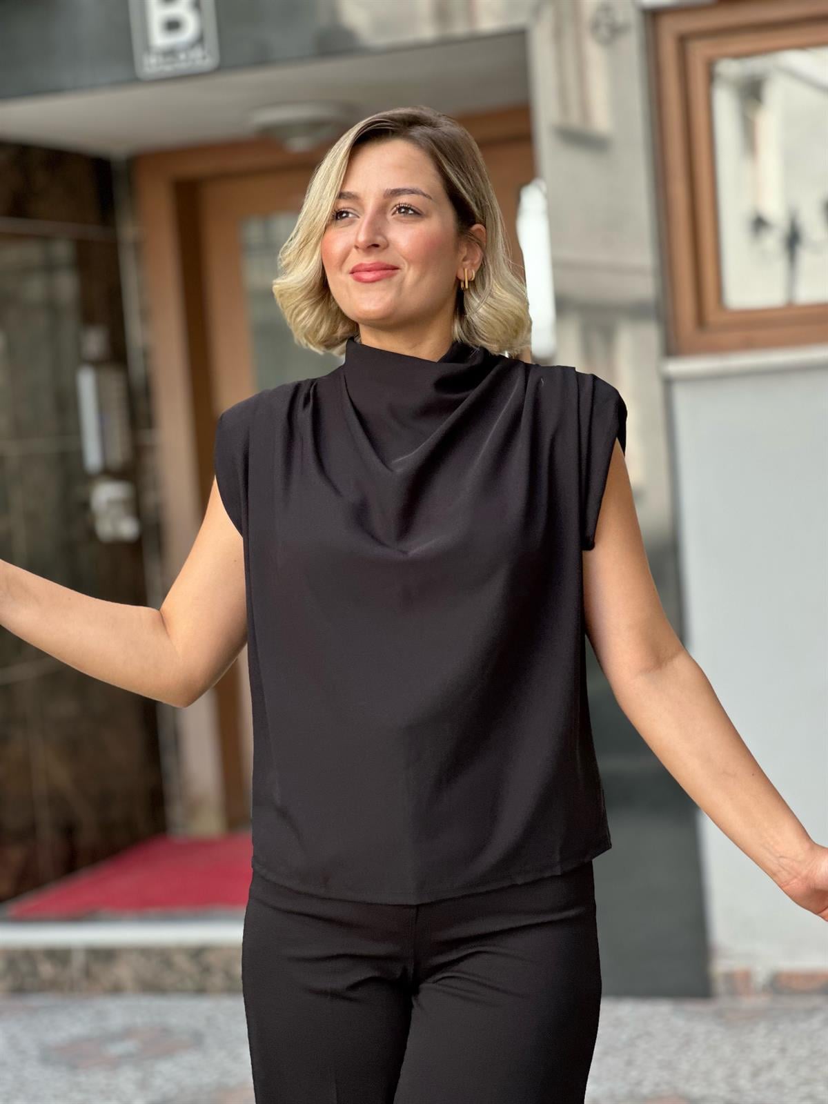 Siyah Omuz Vatkalı Degaje Yaka Bluz 
