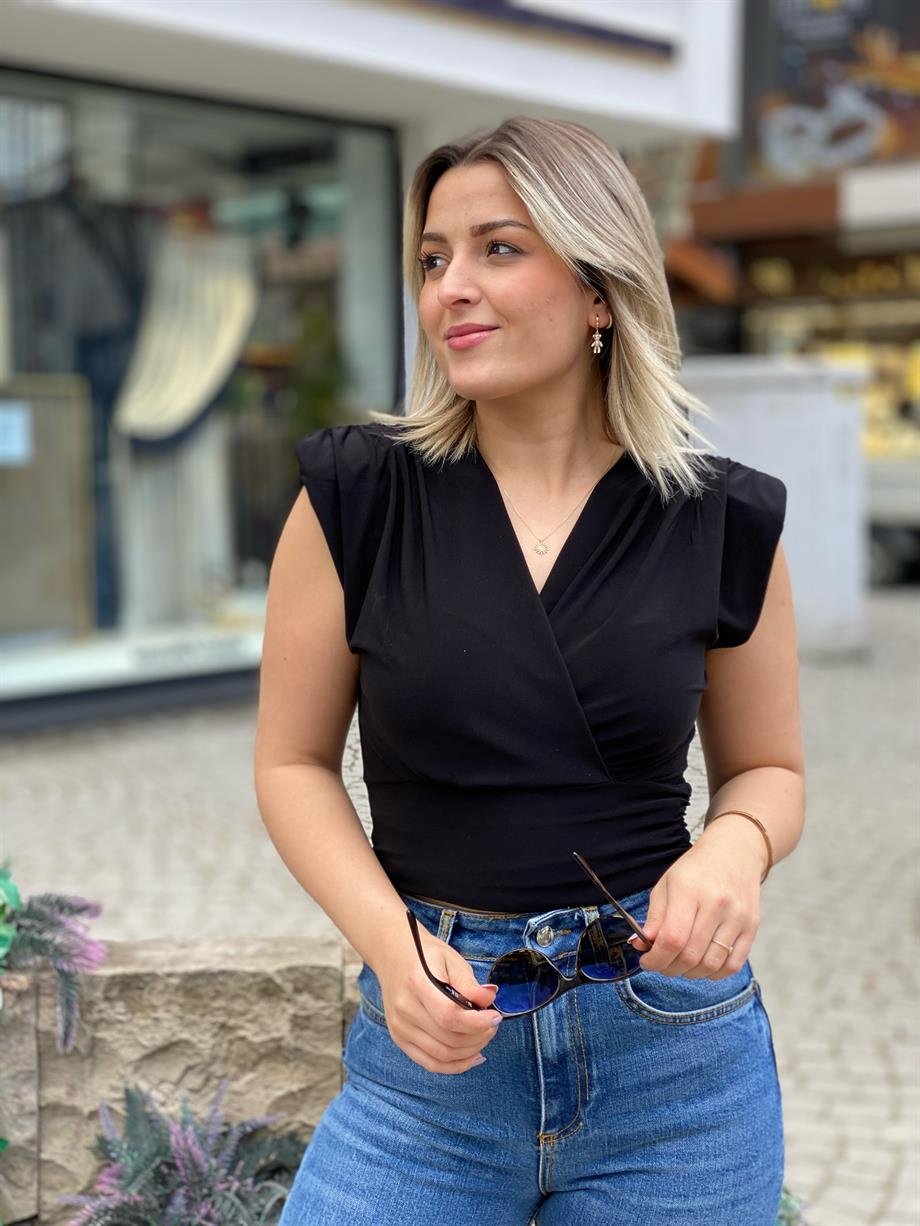 Siyah Omuz Vatkalı Kruvaze Bluz