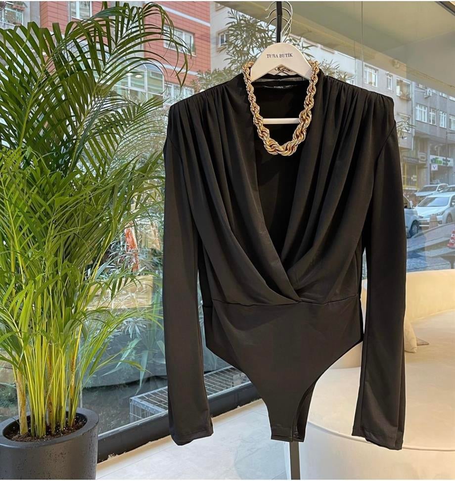 Siyah Omuz Vatkalı Tasarım Bodysuit