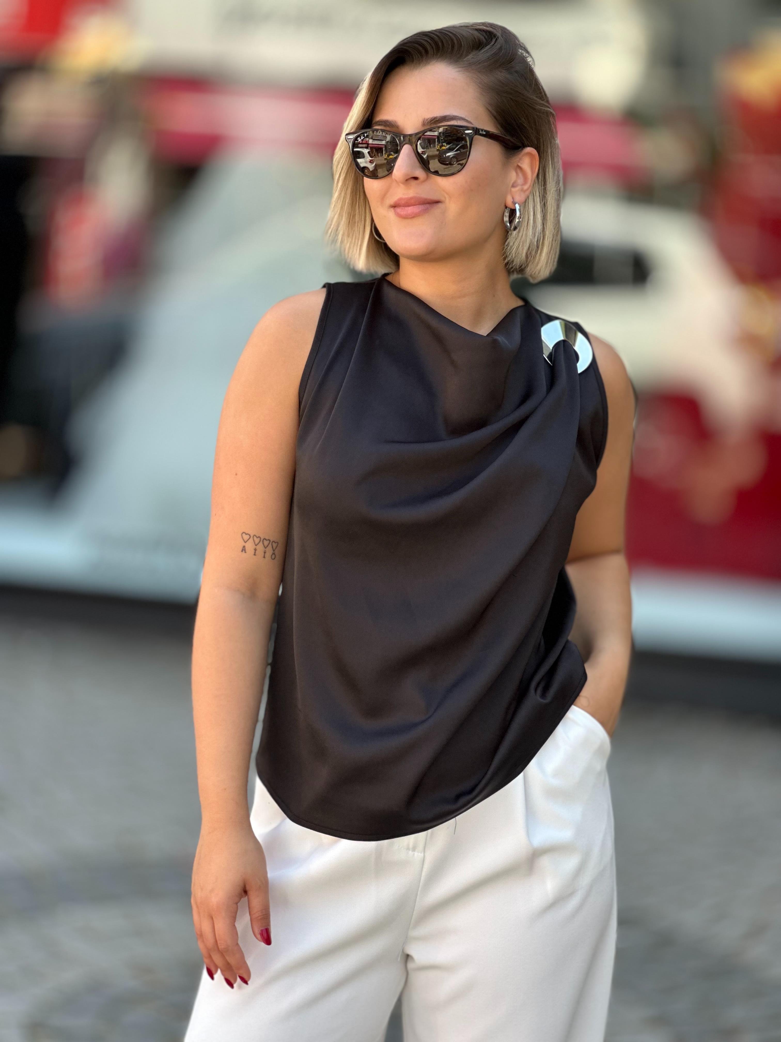 Siyah Tokalı Saten Bluz