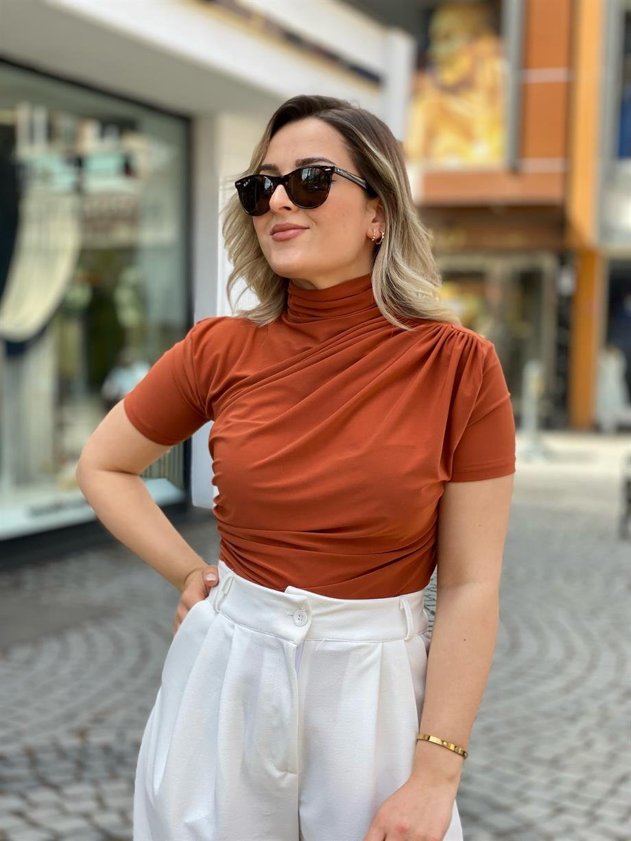 Tarçın Dik Yaka Drapeli Bluz