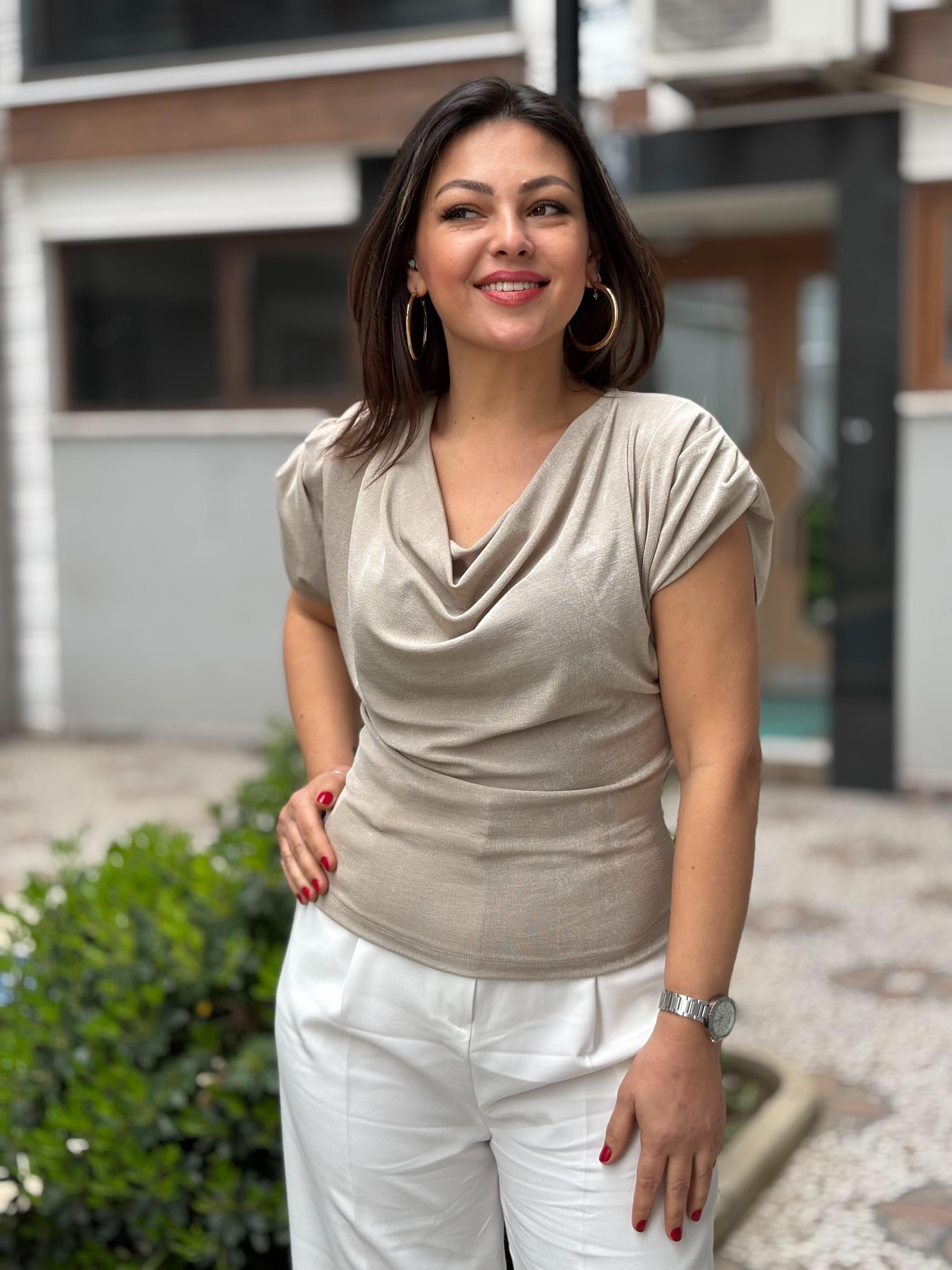 Taş Omuz Vatkalı Degaje Yaka Bluz