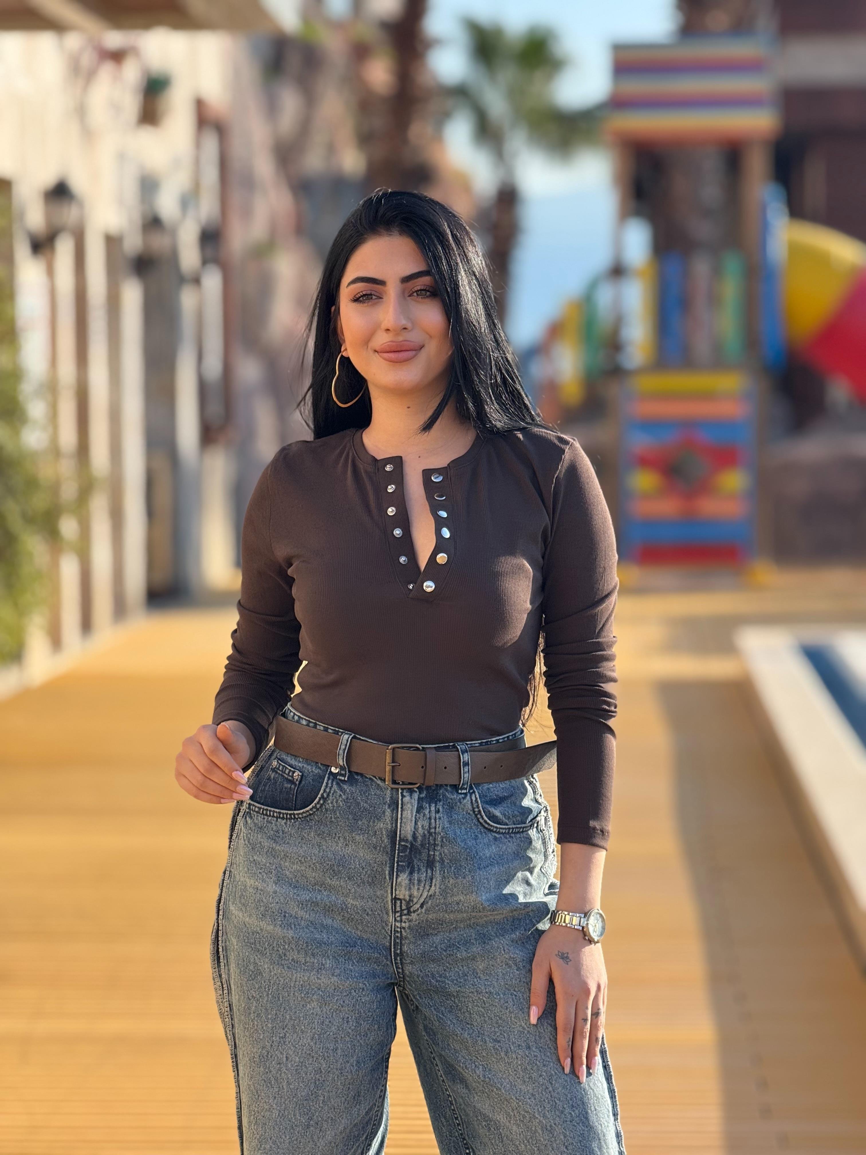 Yaka Detayı Çıtçıtlı Basic Bluz Kahve 