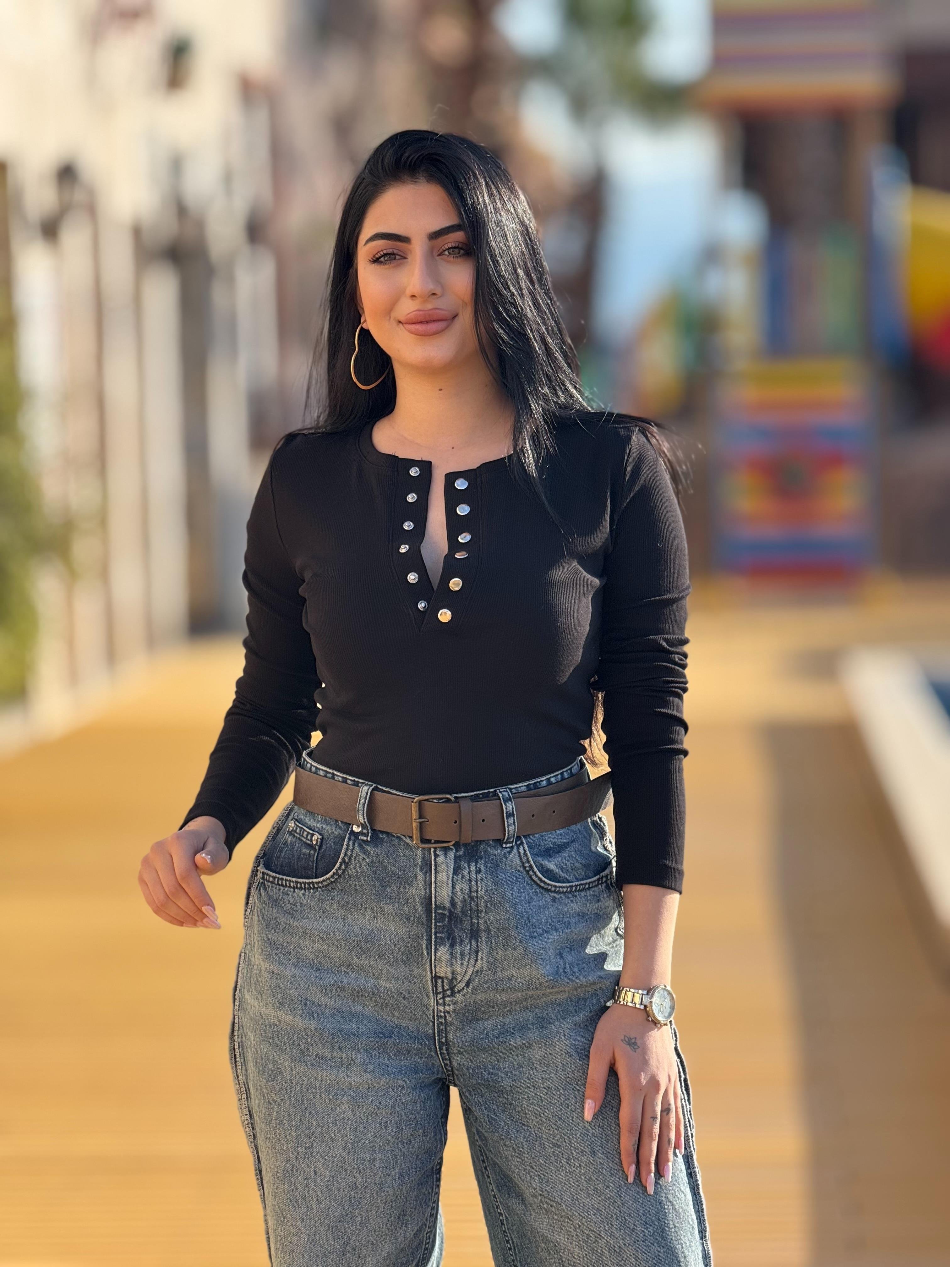 Yaka Detayı Çıtçıtlı Basic Bluz Siyah