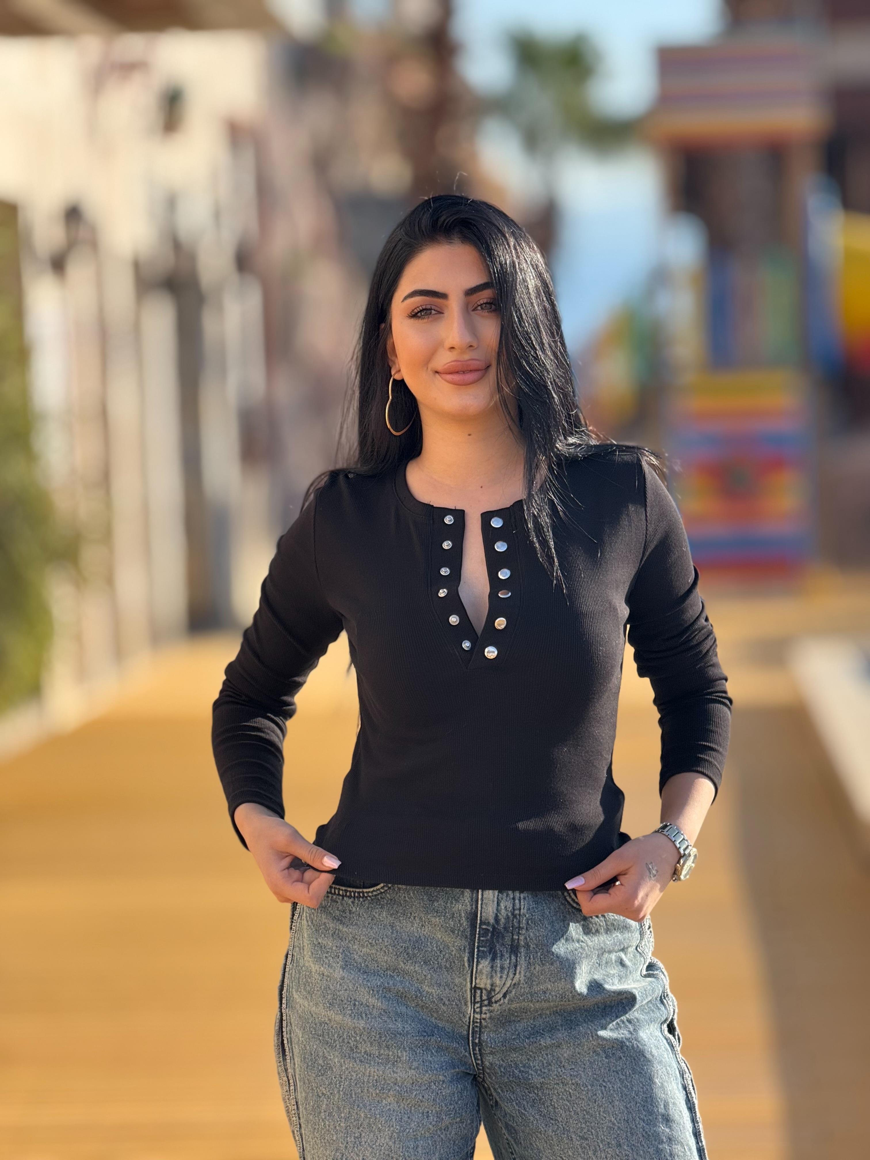 Yaka Detayı Çıtçıtlı Basic Bluz Siyah