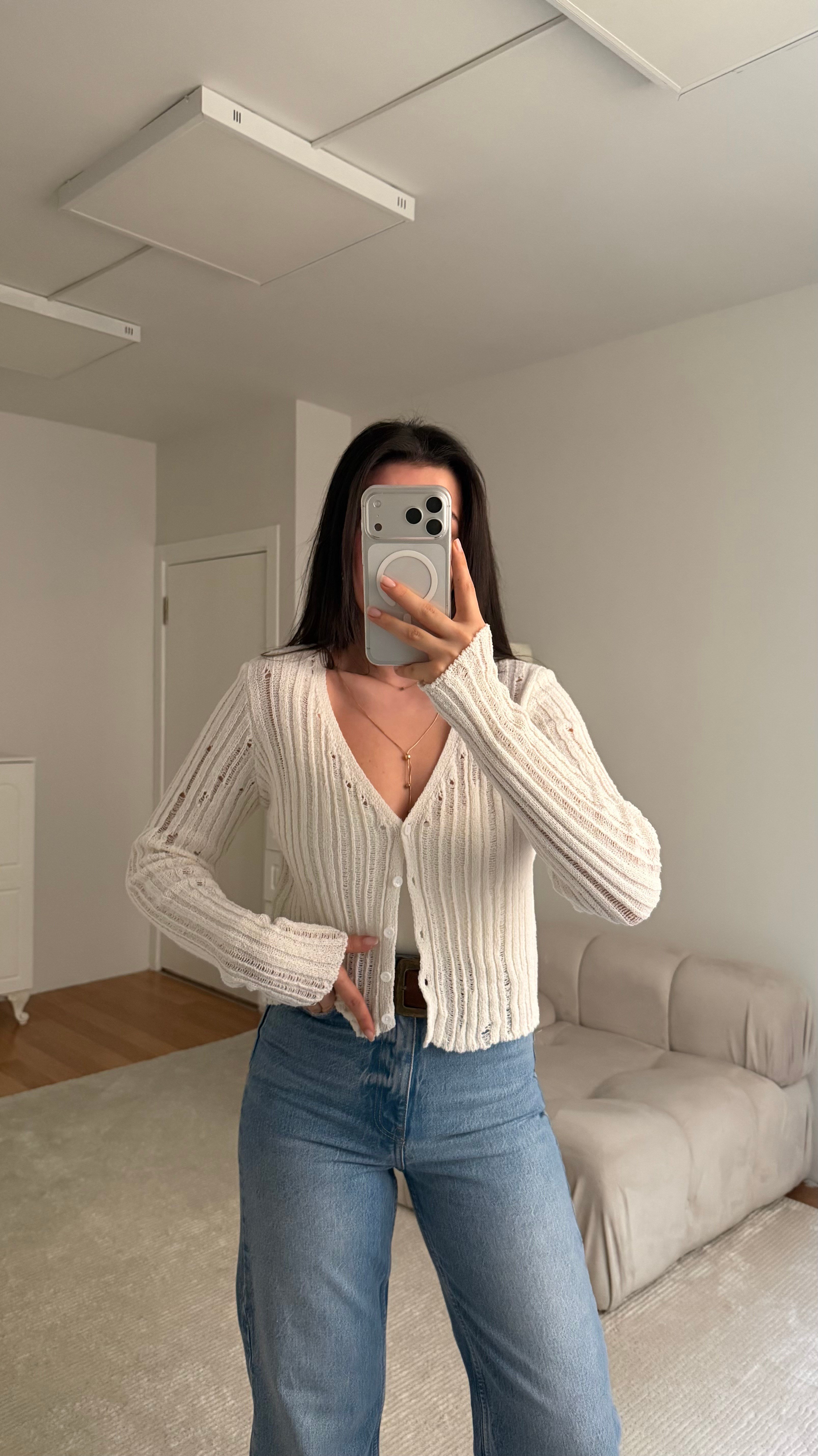 Beyaz Basic V Yaka Düğmeli Hırka 