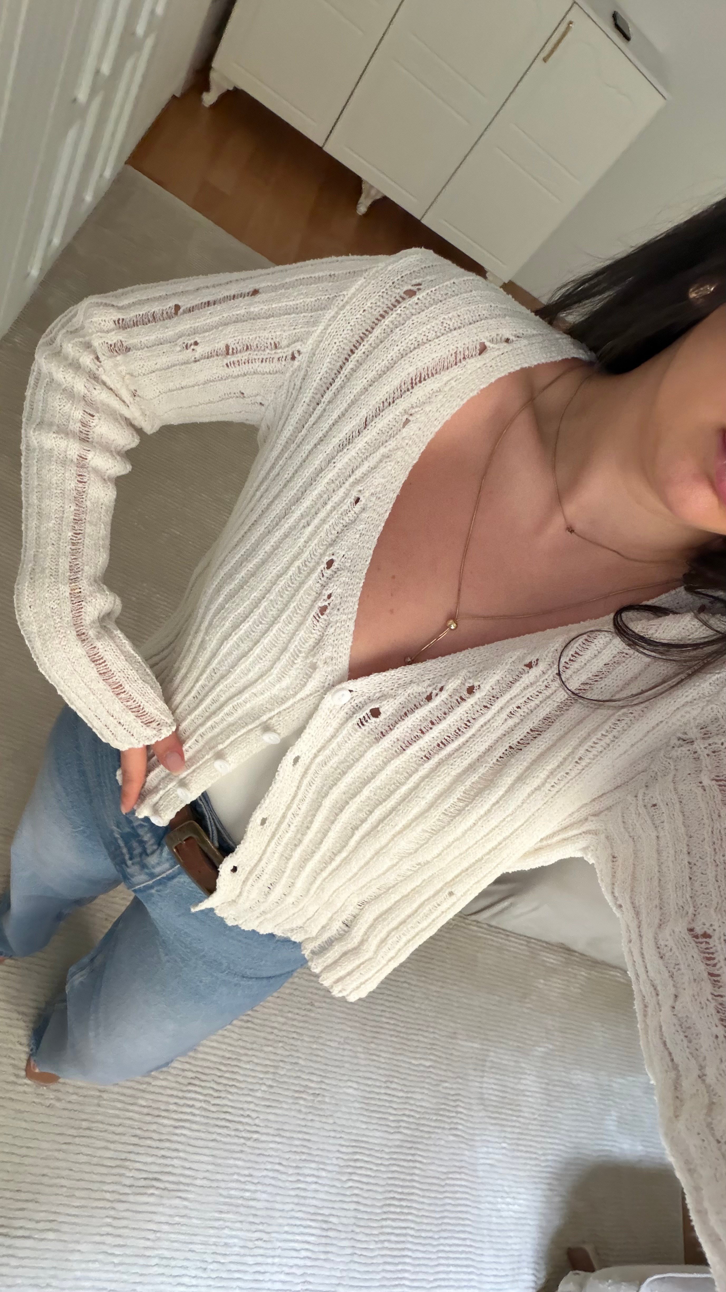 Beyaz Basic V Yaka Düğmeli Hırka 