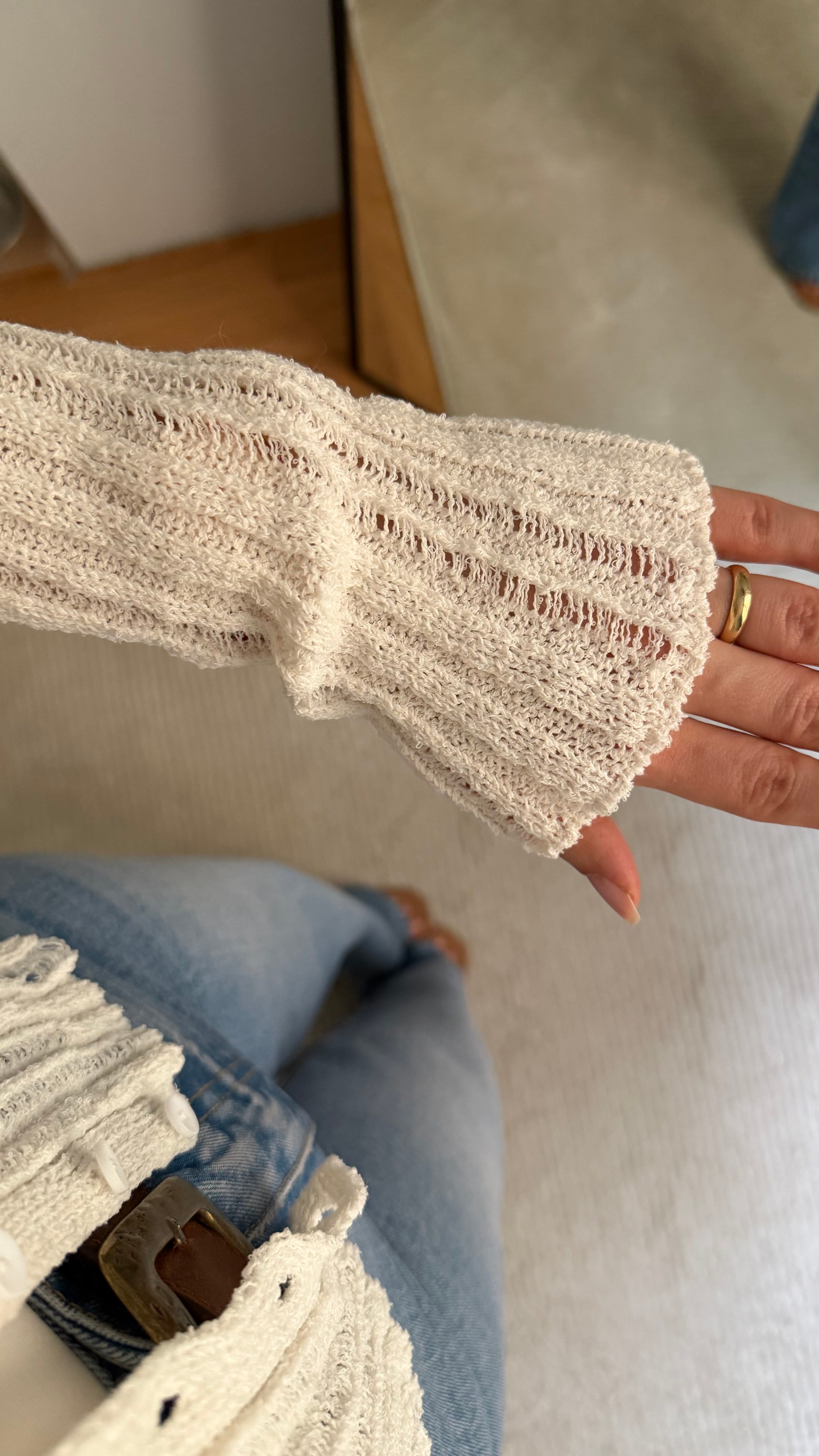 Beyaz Basic V Yaka Düğmeli Hırka 