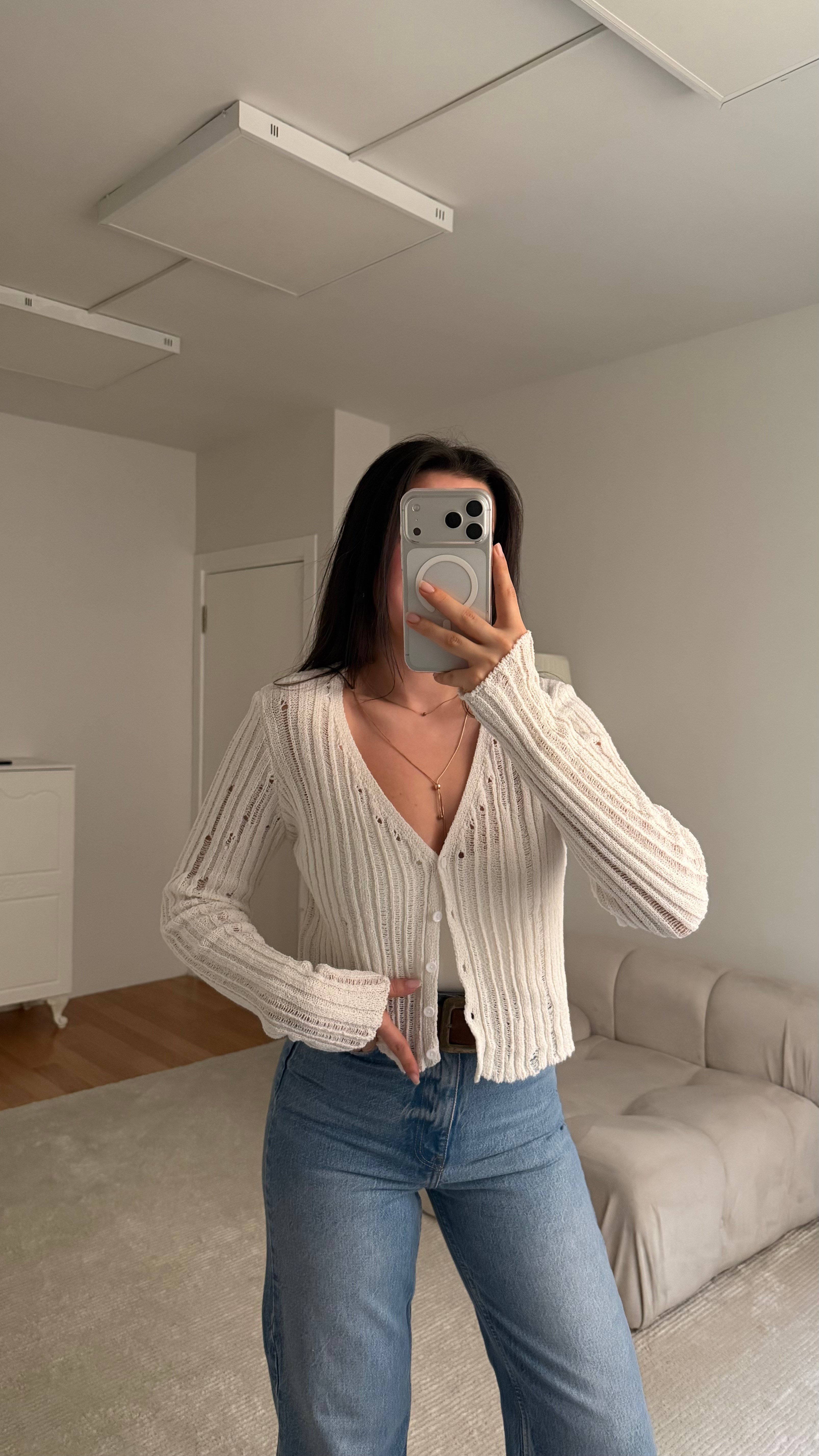 Beyaz Basic V Yaka Düğmeli Hırka 