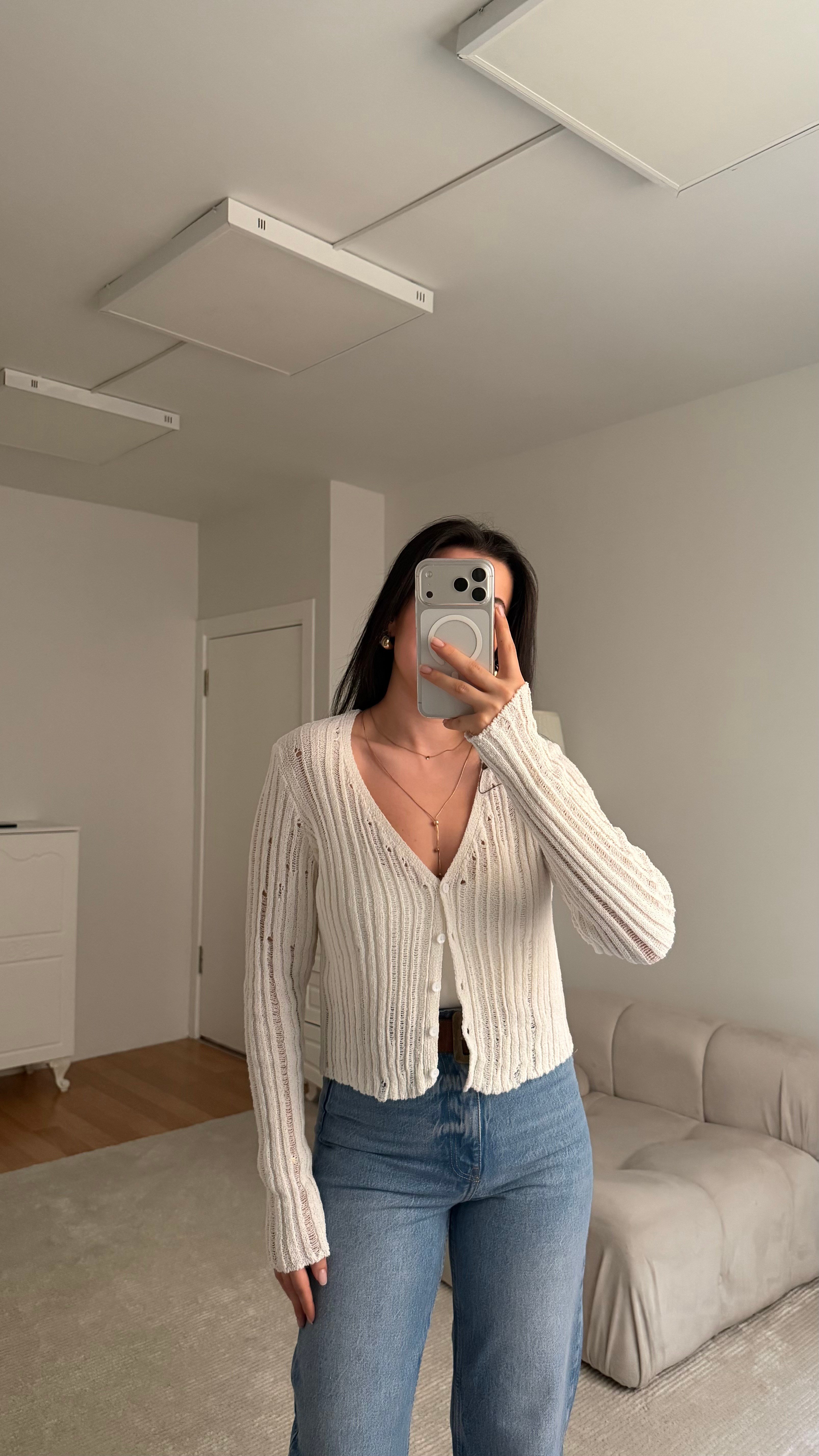 Beyaz Basic V Yaka Düğmeli Hırka 