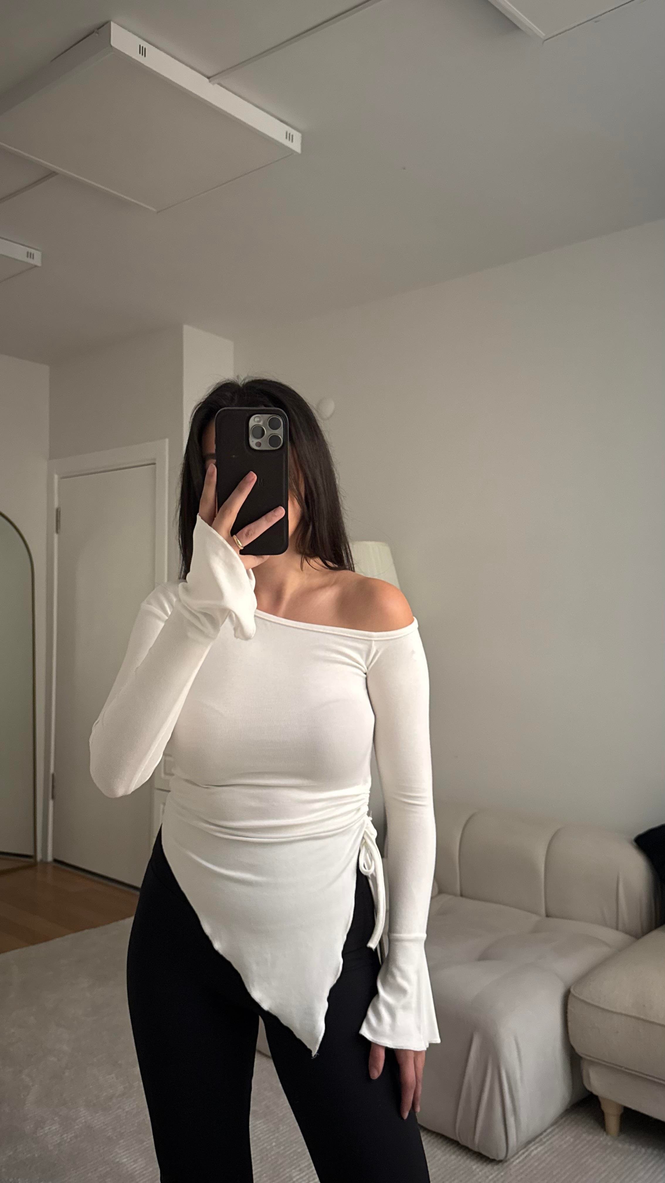 Beyaz Drapeli Kayık Yaka Bluz