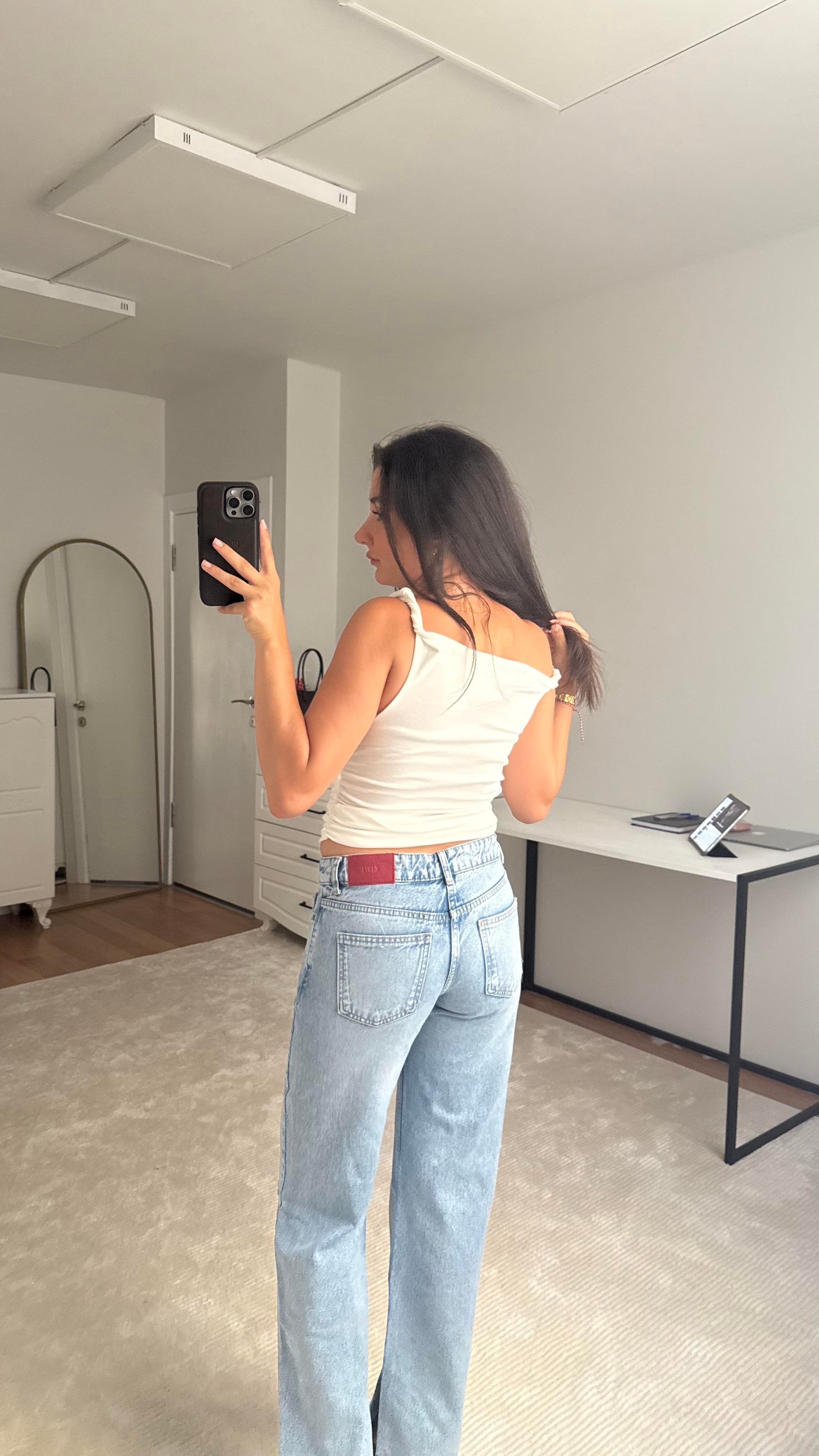 Büzgü Detaylı Beyaz Bluz