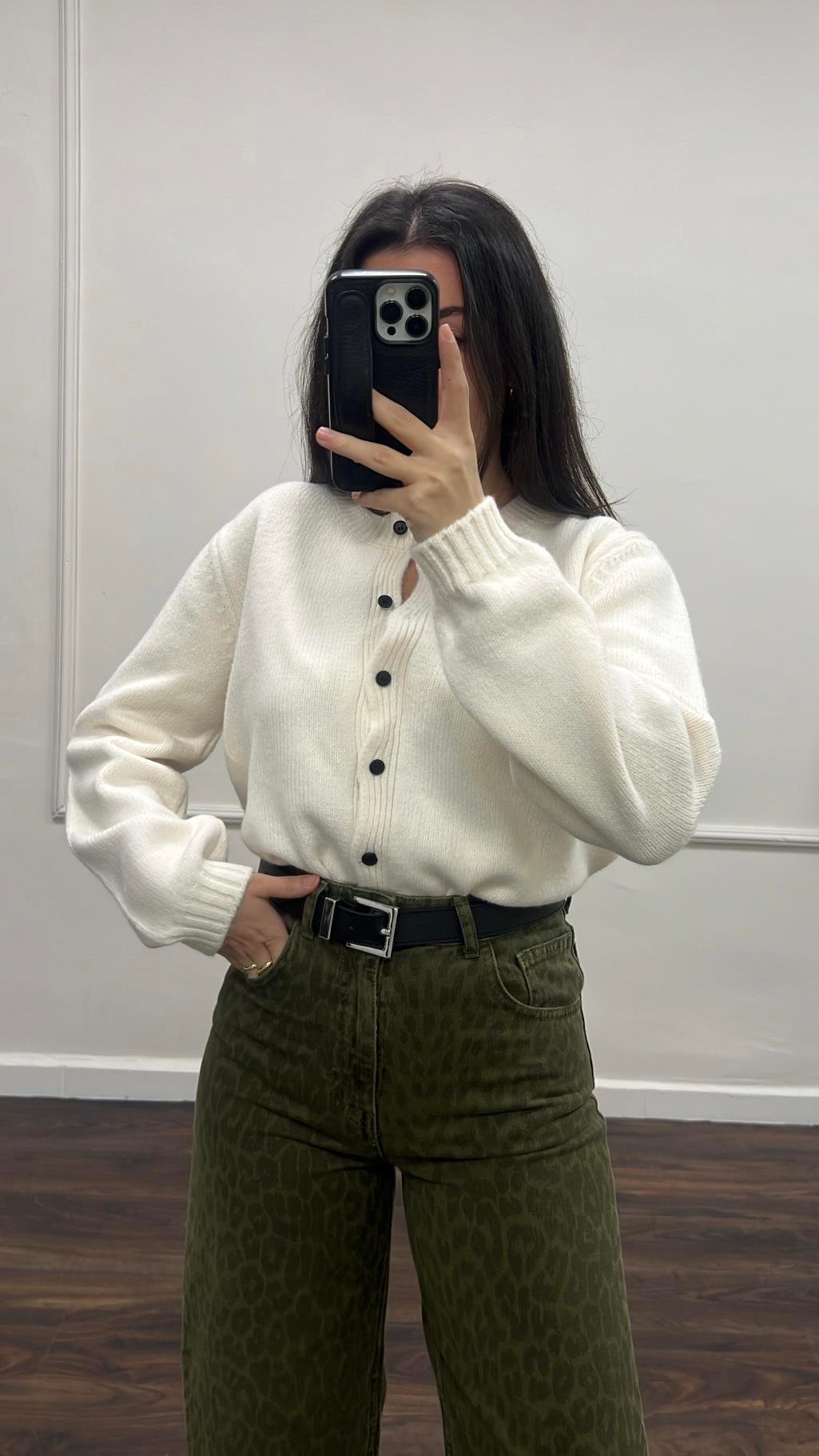 Ekru Mini Düğme Detaylı Basıc Hırka