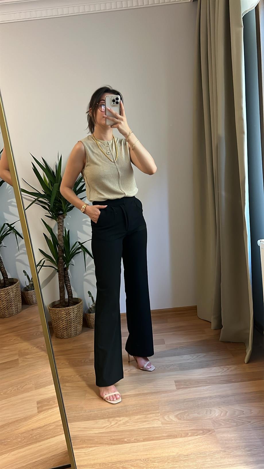 İPEK ÖRME KOLSUZ TRİKO BLUZ