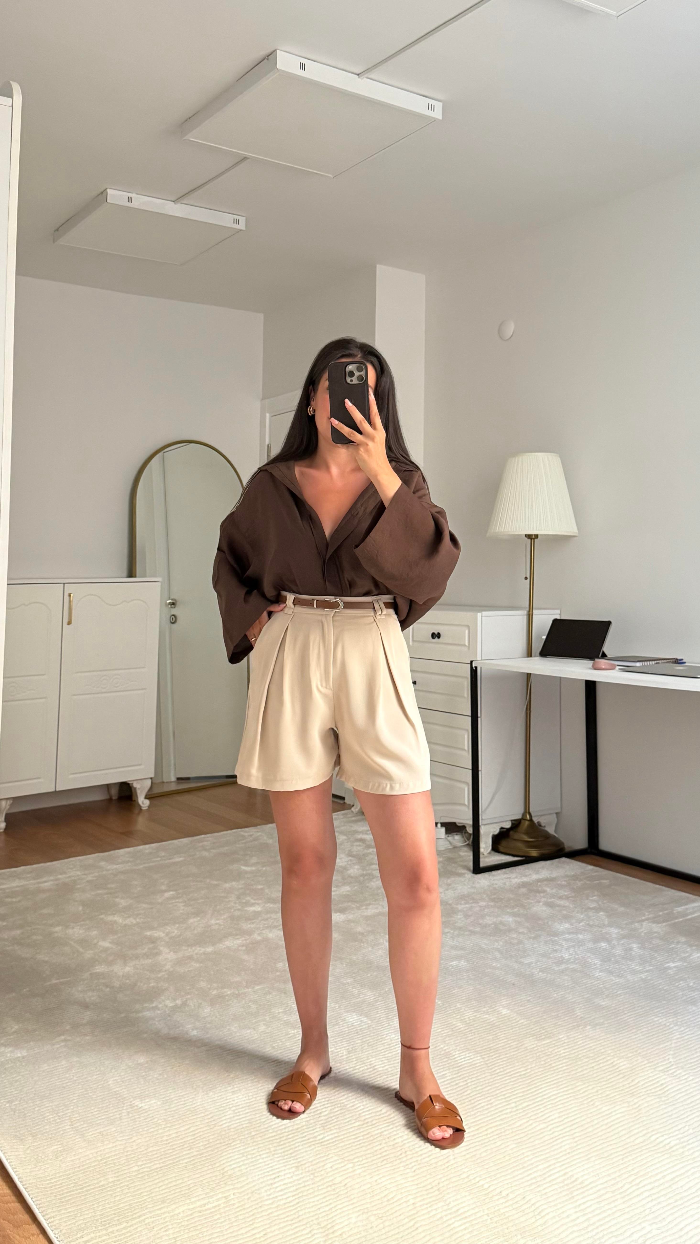 Kemer Detaylı Şort Bej
