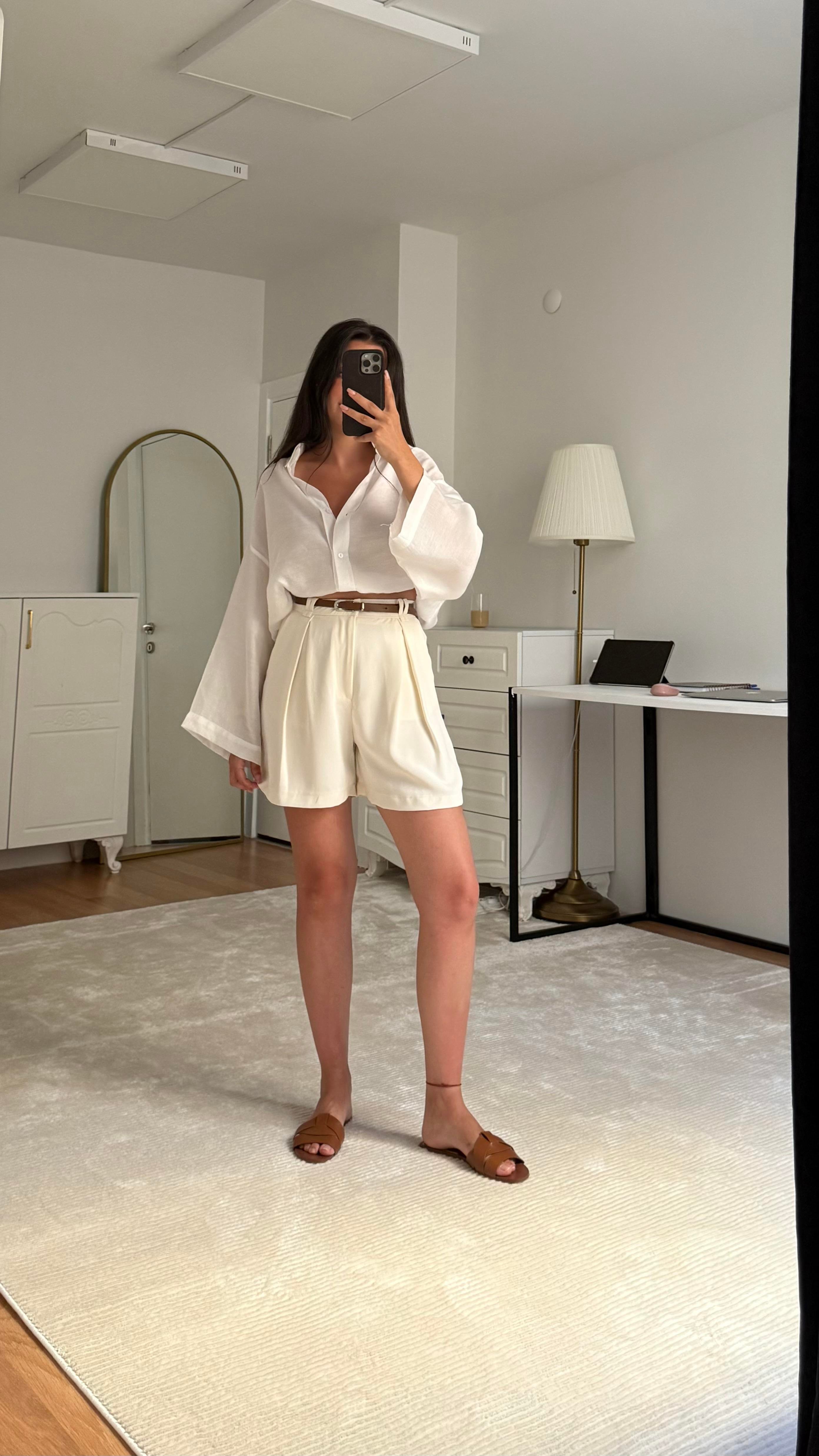 Kemer Detaylı Şort Ekru