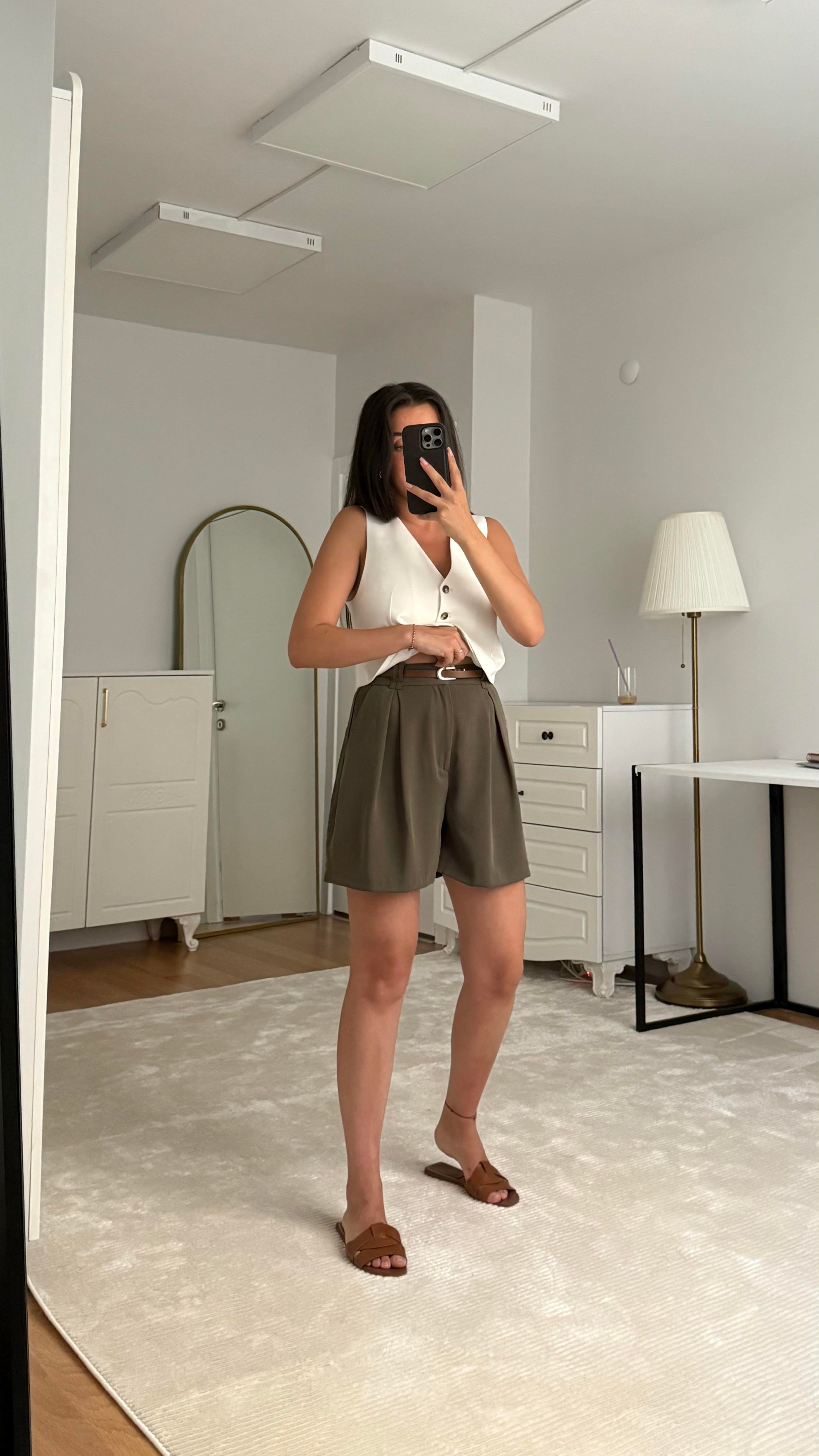 Kemer Detaylı Şort Haki