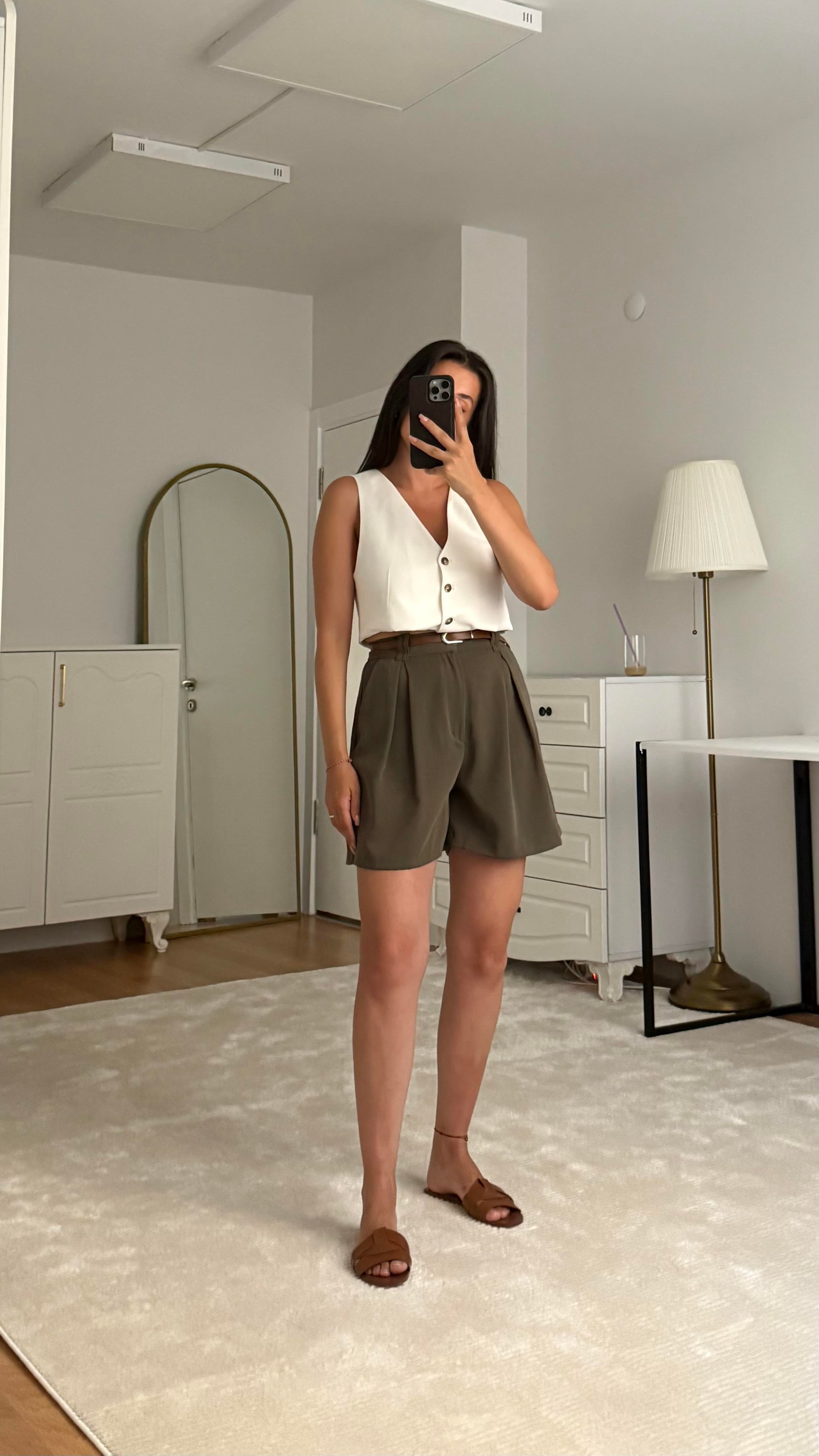 Kemer Detaylı Şort Haki