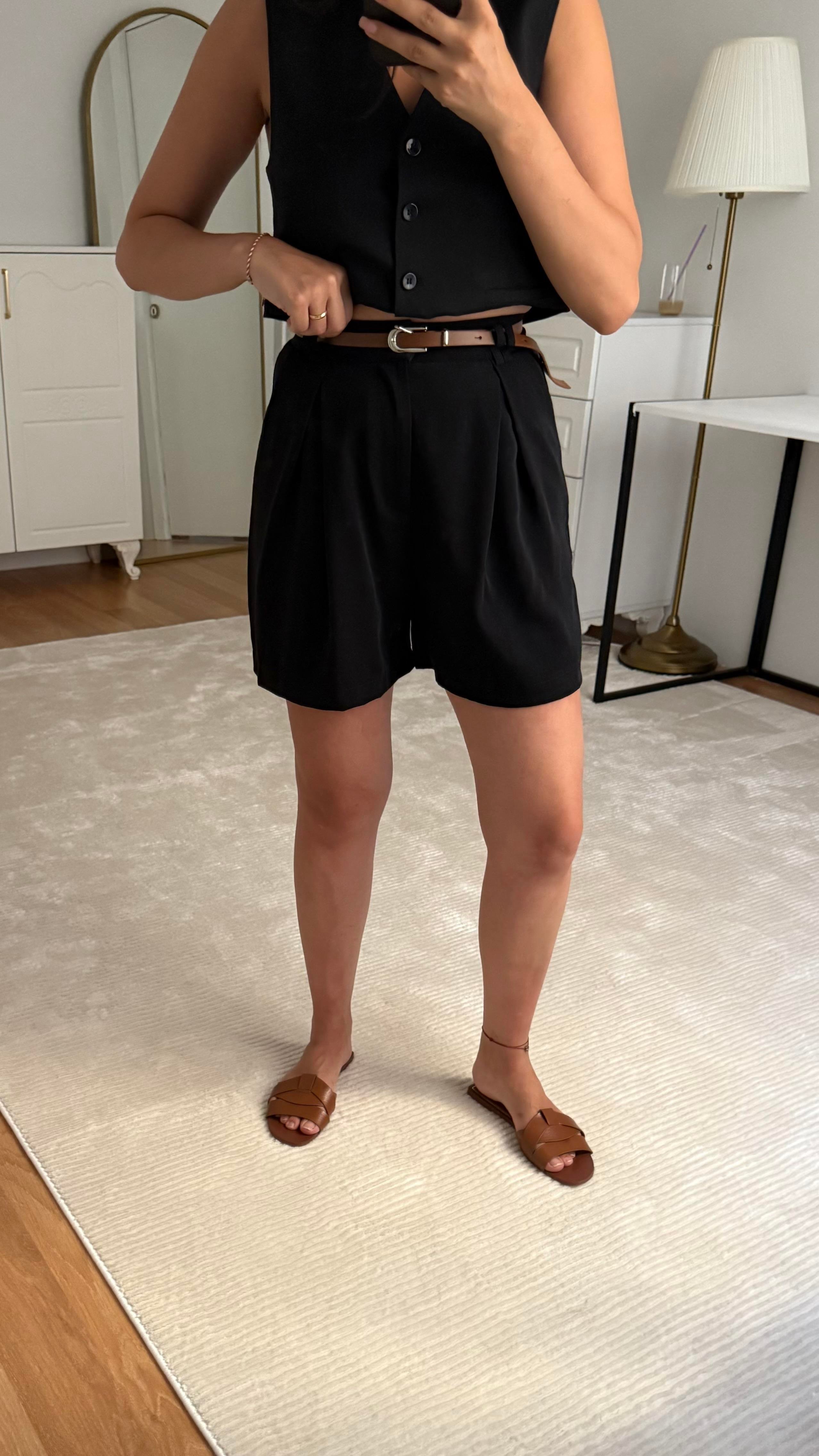 Kemer Detaylı Şort Siyah