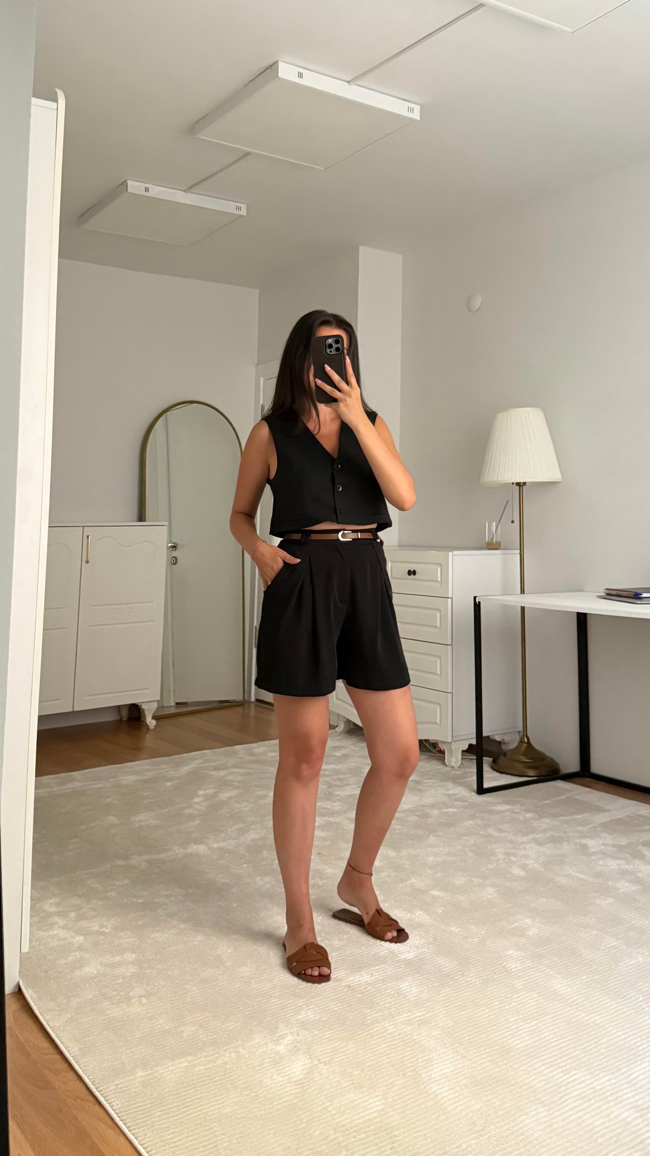 Kemer Detaylı Şort Siyah